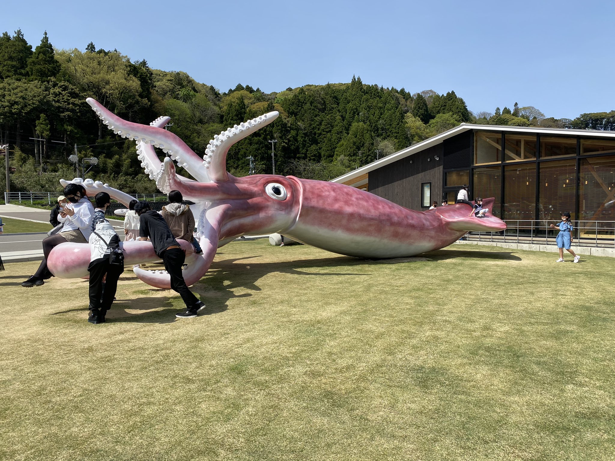 日本地方政府挪用中央補貼的防疫資金打造巨型魷魚地標。（翻攝自推特）