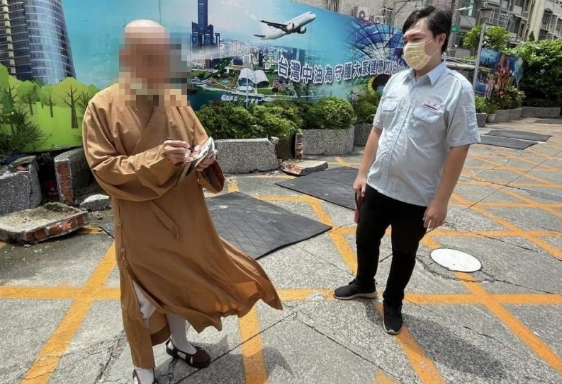 一名法師開車疑似誤踩油門而暴衝，事後態度卻相當淡定甚至還向警方弘法。（翻攝畫面）