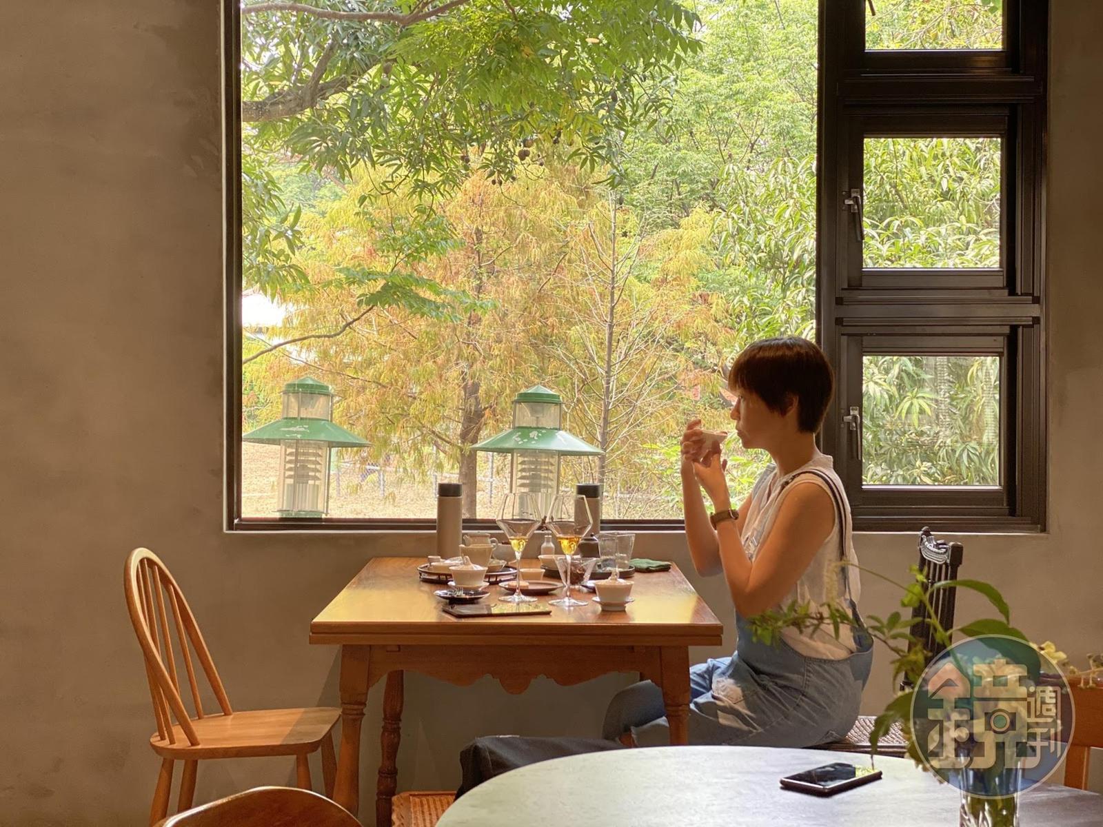 台南預約制茶館「蔛菟HuTu」位於公園旁,窗景迷人。