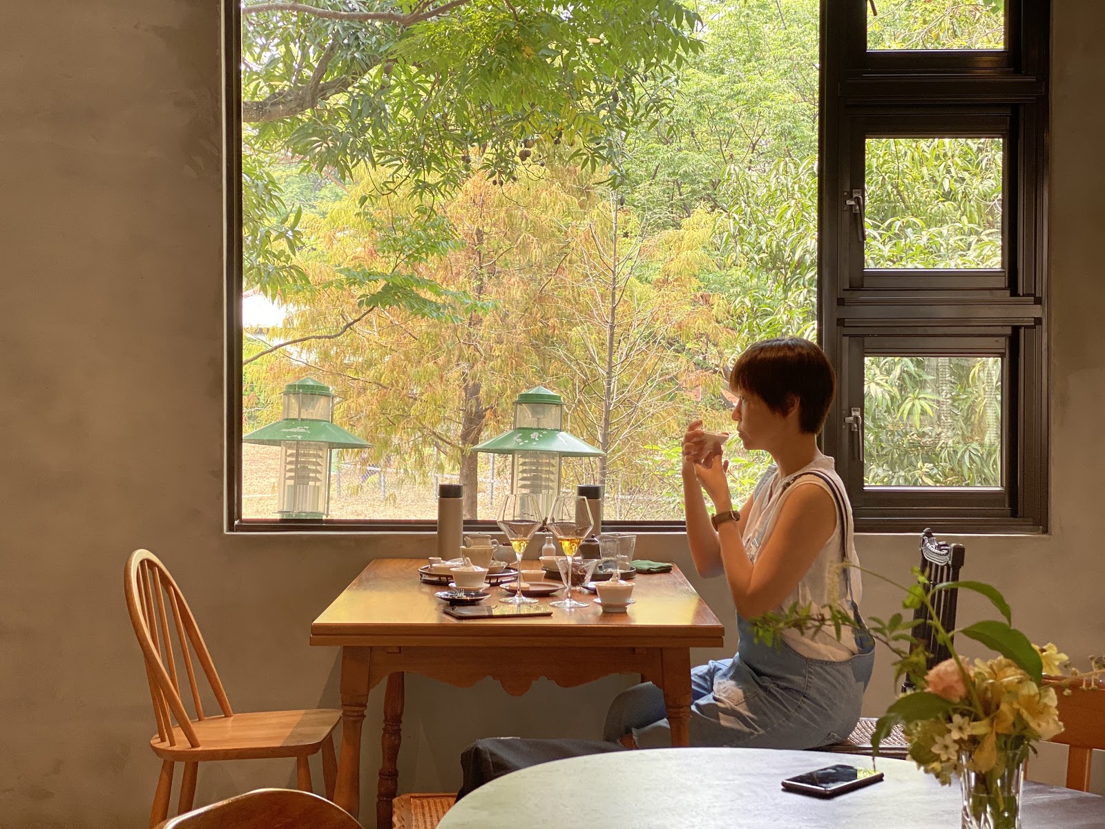 台南預約制茶館「蔛菟HuTu」位於公園旁，窗景迷人。