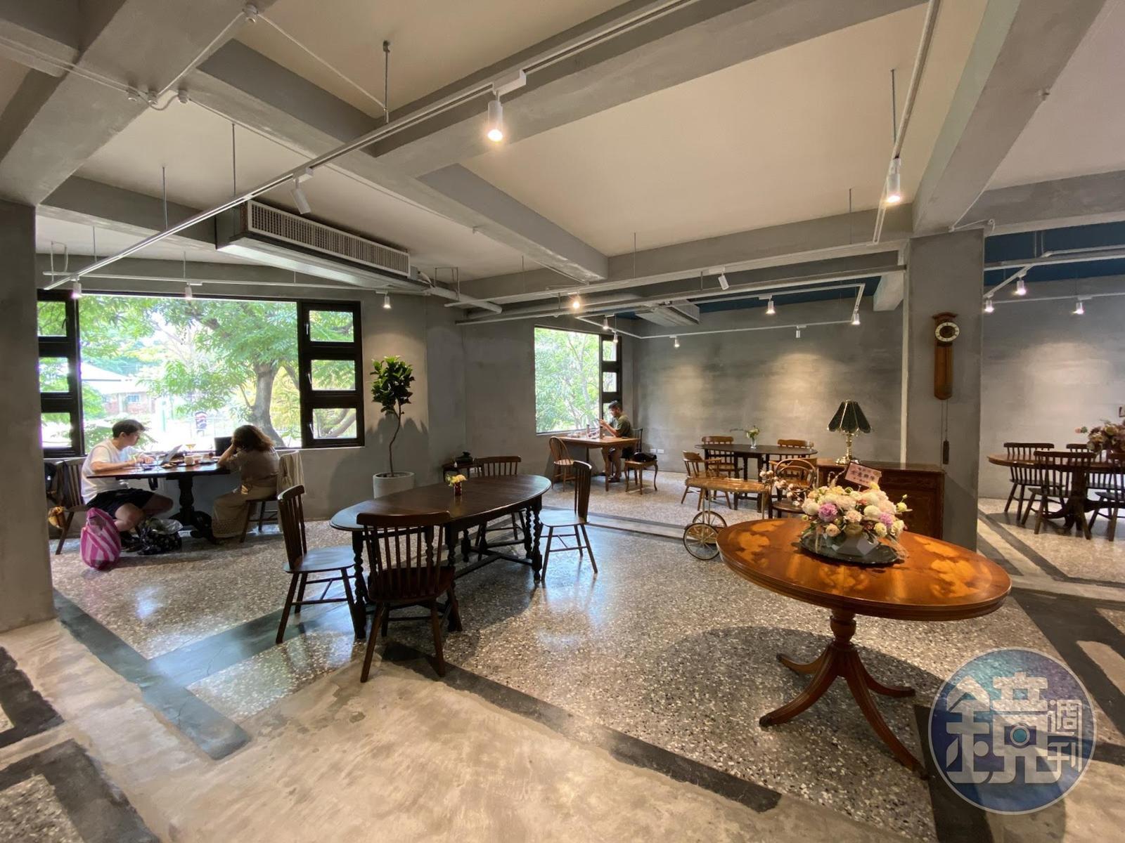 蔛菟結合古董家具、簡約留白的設計,通透的空間更像畫廊展場。