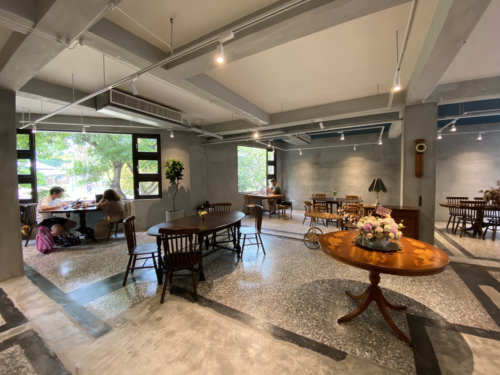 蔛菟結合古董家具、簡約留白的設計，通透的空間更像畫廊展場。