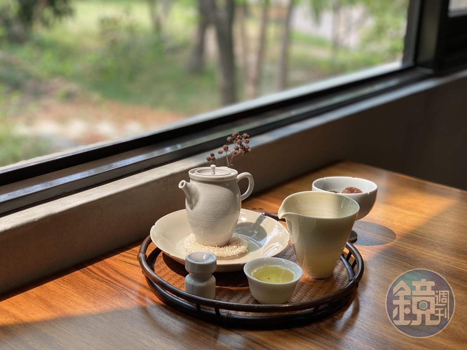 精選台灣、中國茶品,可在座位輕鬆享受泡茶時光。