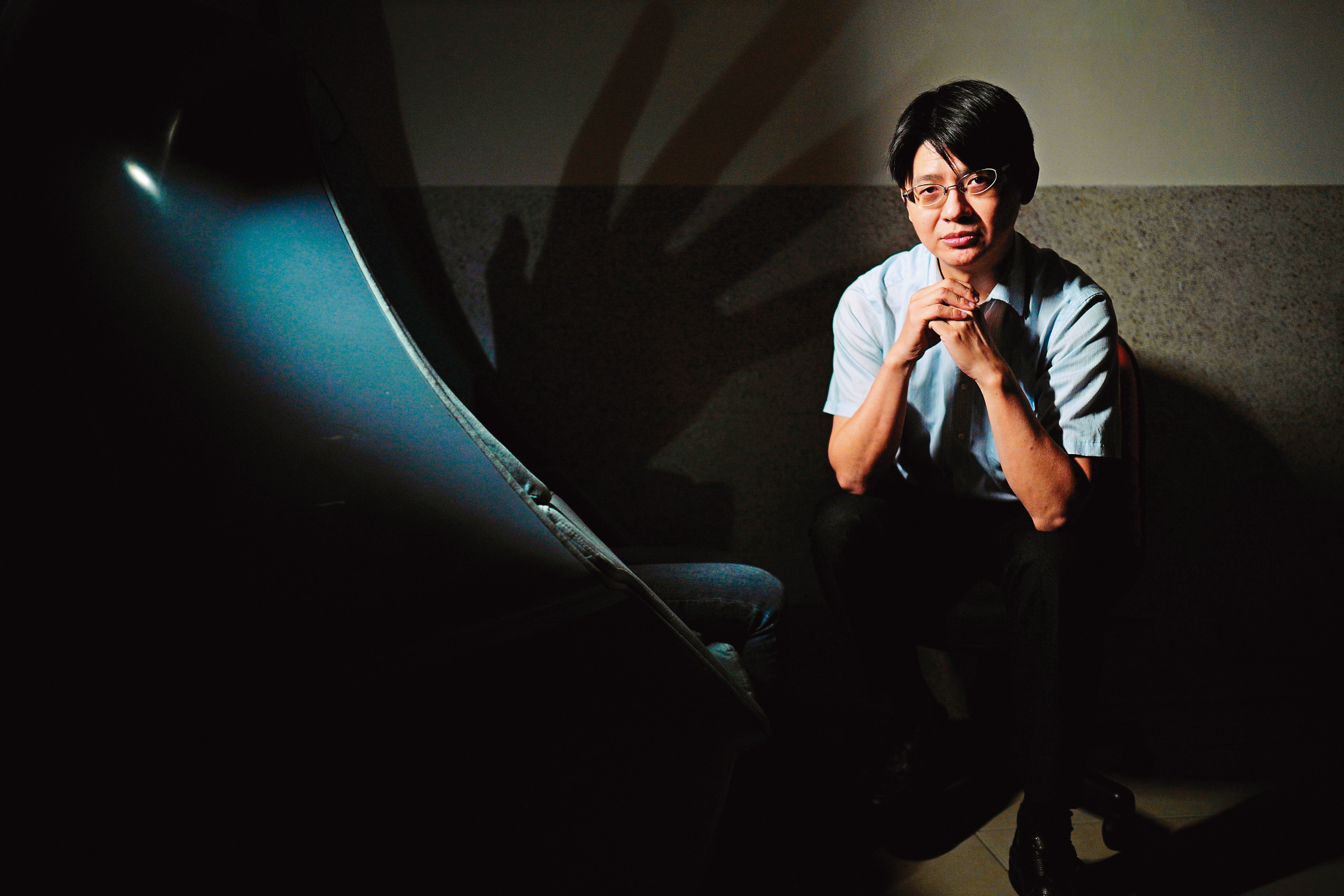 採訪這天，沈正哲帶我們到平日做精神鑑定的醫院會談室，再次澄清醫師不可能在速食店幫犯人進行鑑定。