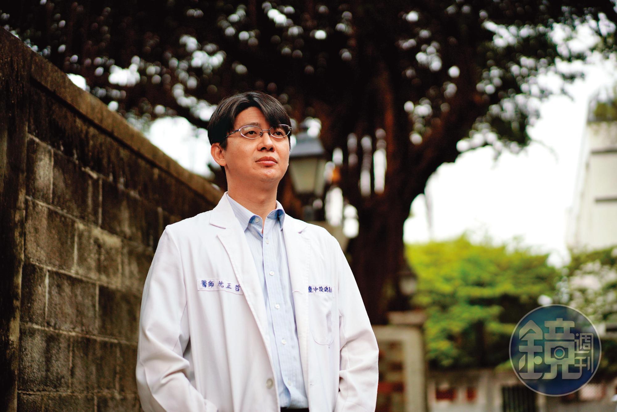 沈正哲長年居於醫院提供的宿舍，距病房診間不過500公尺，他的生活幾乎被工作塞滿，不能理解為何因一次鑑定，承受無良醫師罵名。