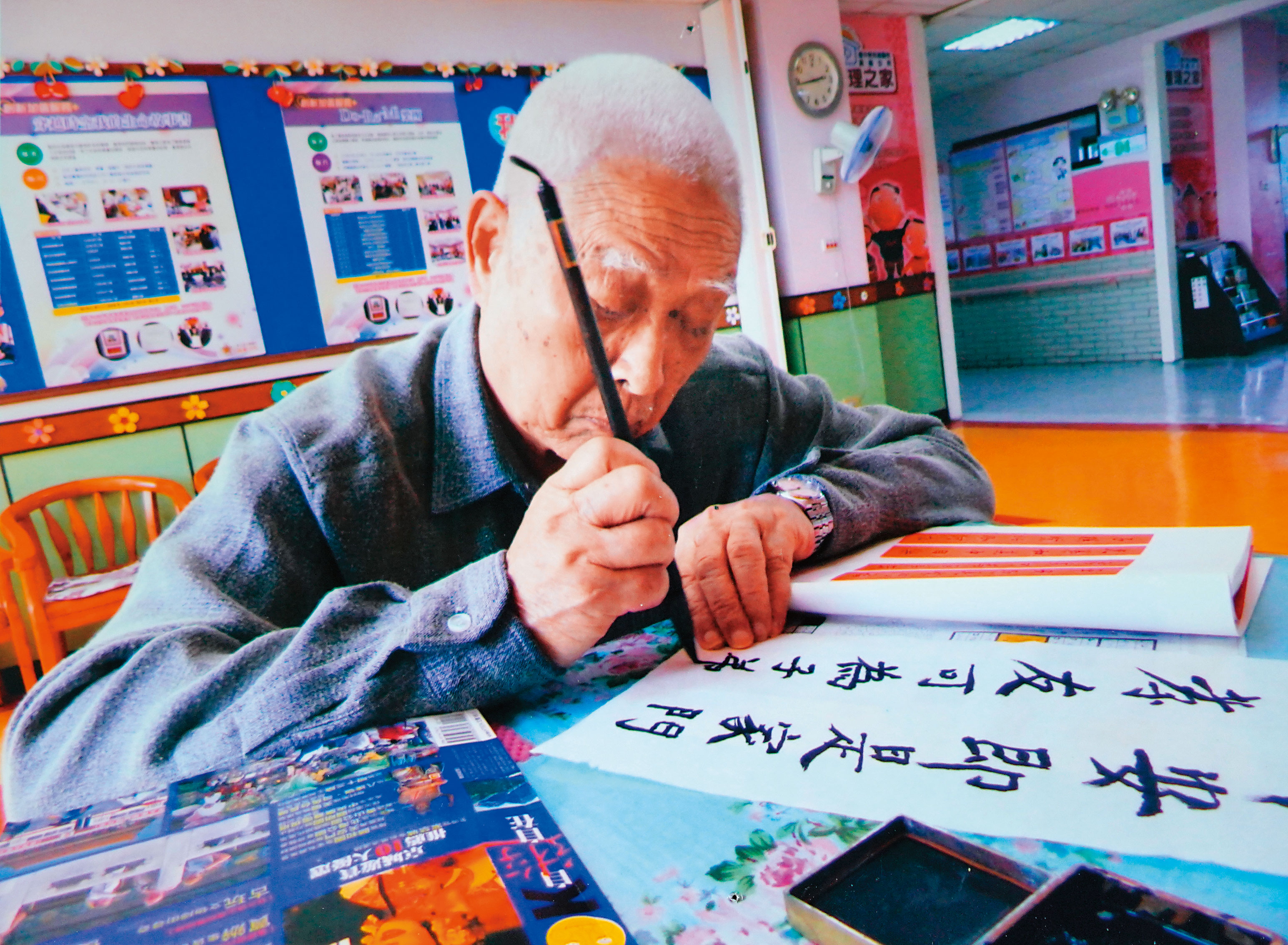 沈正哲(中)表面上高傲,面對病人卻十分柔軟,過去他曾長年陪伴患失智症的王伯伯,2人經常出門散步吃飯,同事常誤以為他們是祖孫。(沈正哲提供)