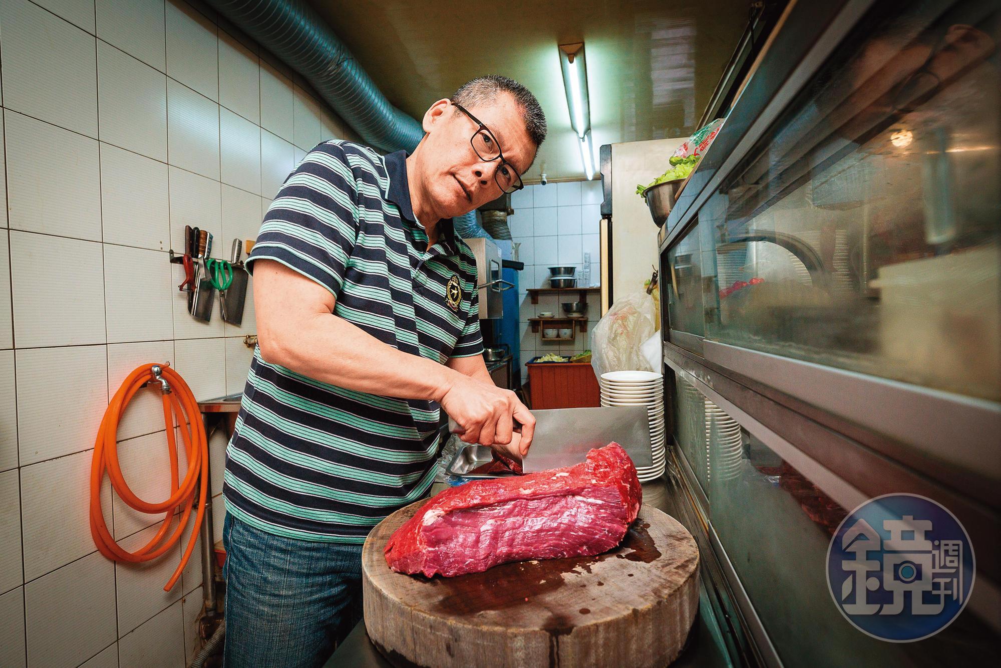 選用本地溫體牛肉，挑選運動量較大的後腿內側部位，肉質甜度高有嚼勁。