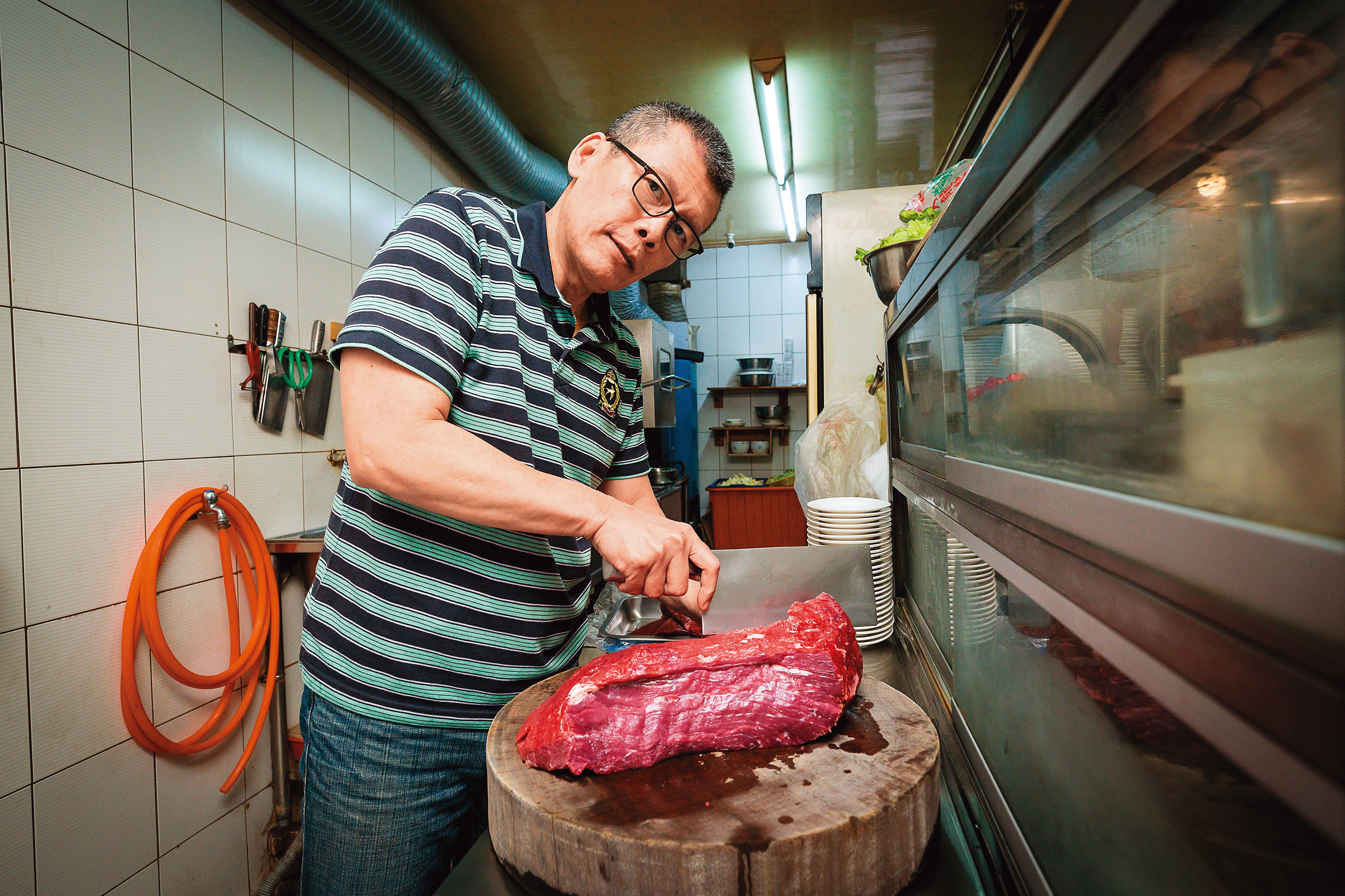 選用本地溫體牛肉，挑選運動量較大的後腿內側部位，肉質甜度高有嚼勁。