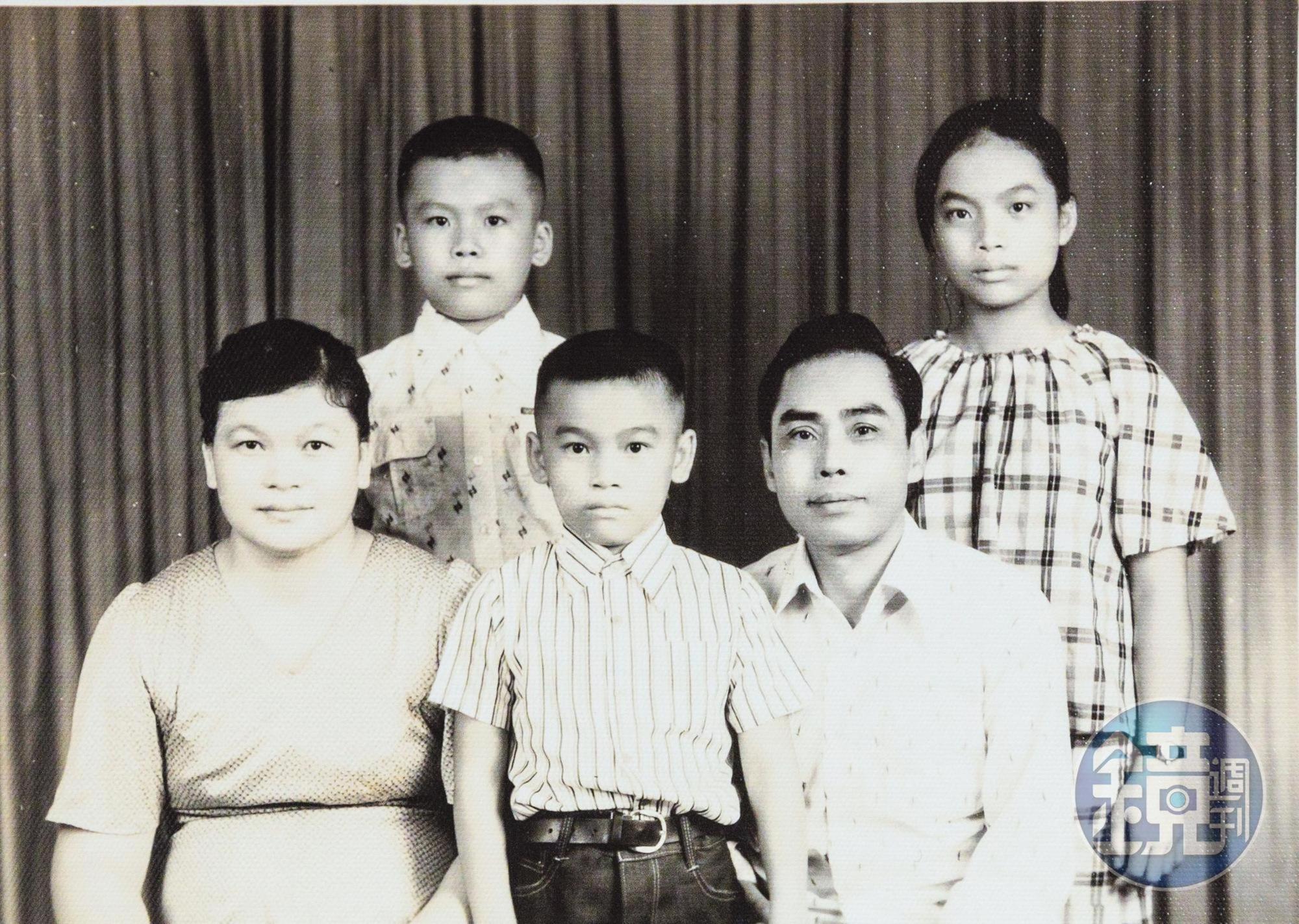 劉業波（前右）祖籍廣東潮州，戰後留在台灣娶妻生女，落地生根。（劉冠楠提供）