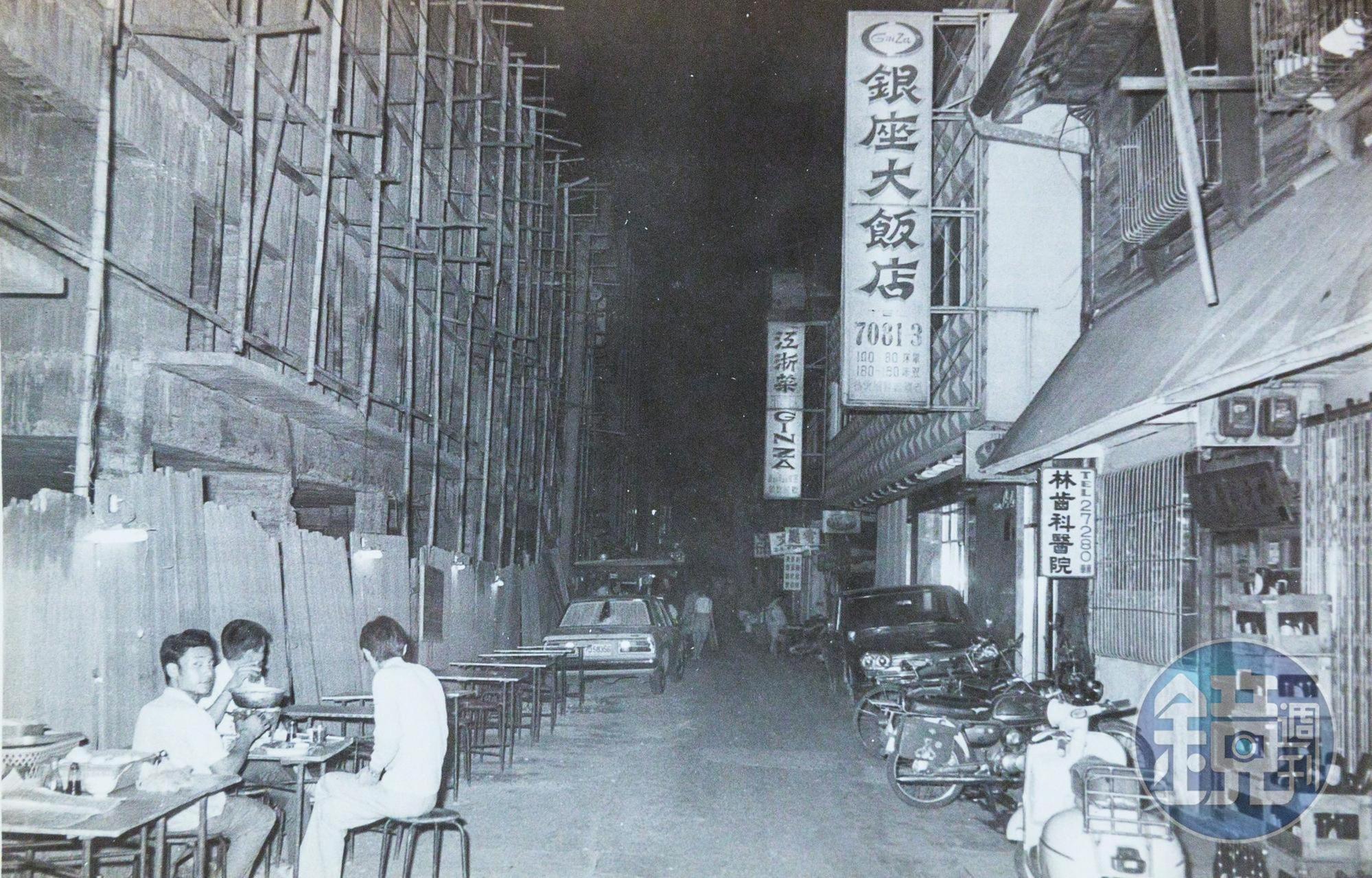 劉業波64年前用僅有的70元退伍金，在台中柳川旁擺攤賣家鄉味汕頭沙茶爐。（劉冠楠提供）