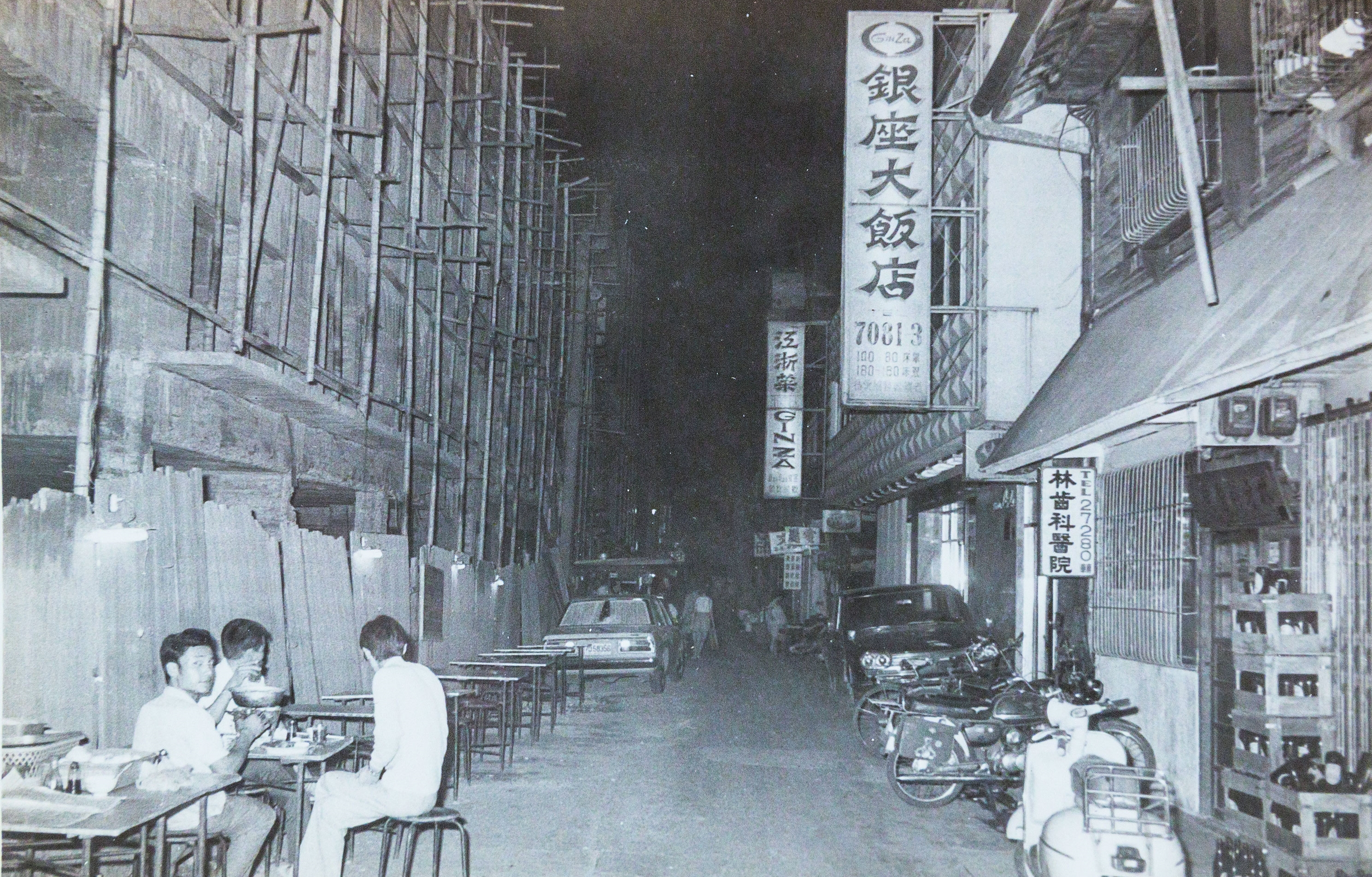 劉業波64年前用僅有的70元退伍金，在台中柳川旁擺攤賣家鄉味汕頭沙茶爐。（劉冠楠提供）