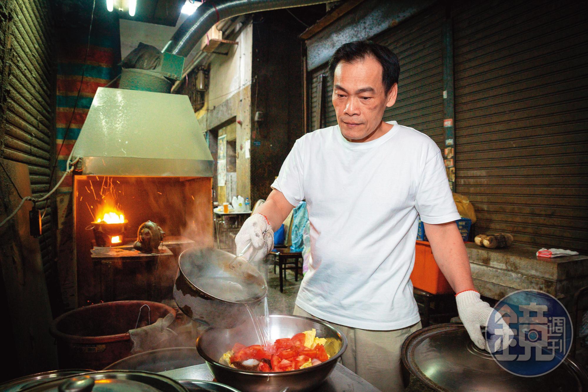 湯底部分會加入大白菜、沙茶、酥炸扁魚與沙茶等食材熬煮。
