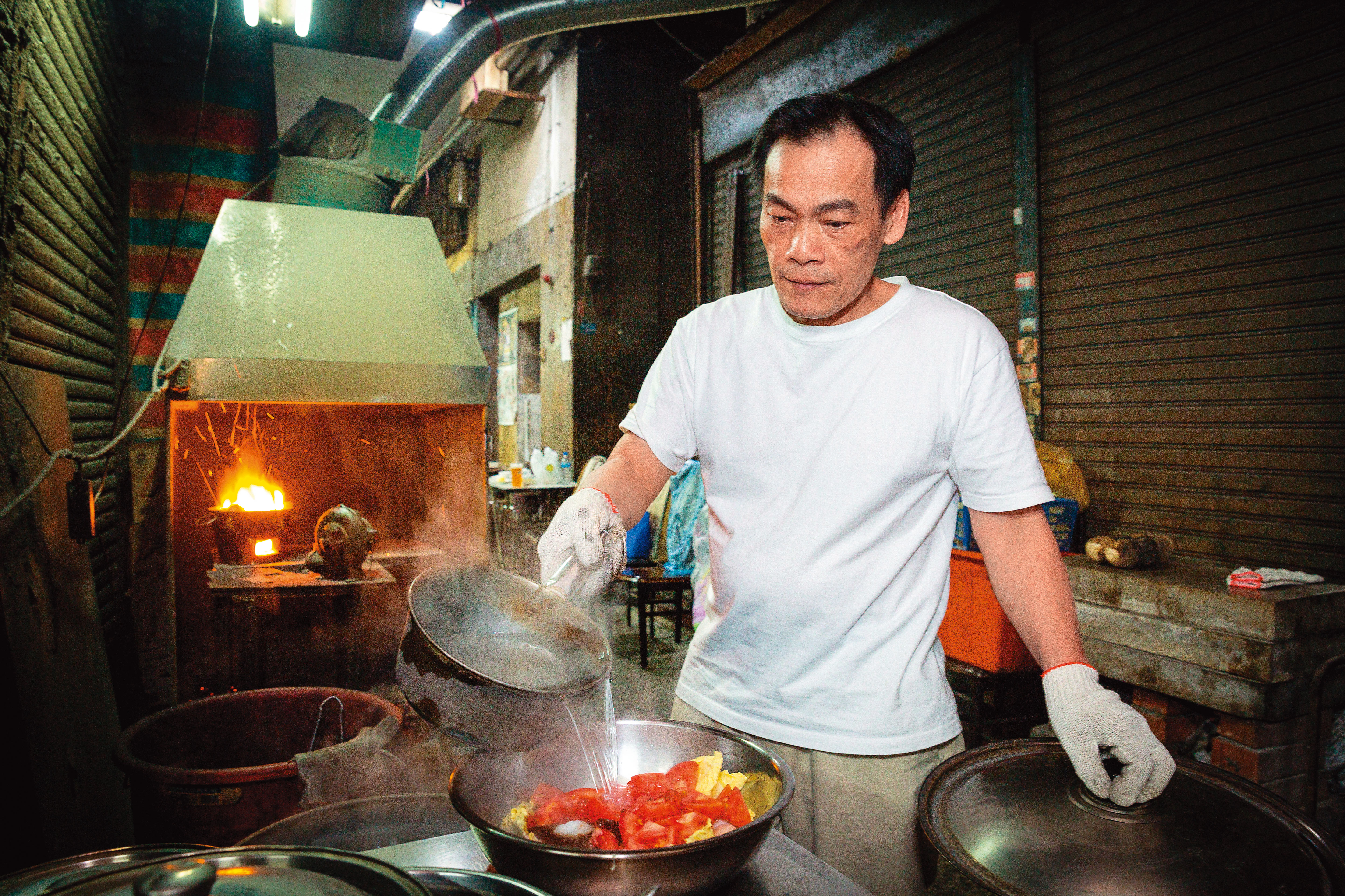湯底部分會加入大白菜、沙茶、酥炸扁魚與沙茶等食材熬煮。