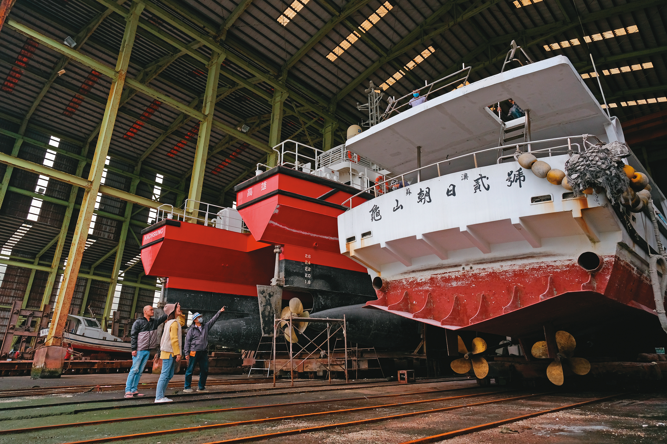 深入造船廠內部，巨大的船隻就在眼前。