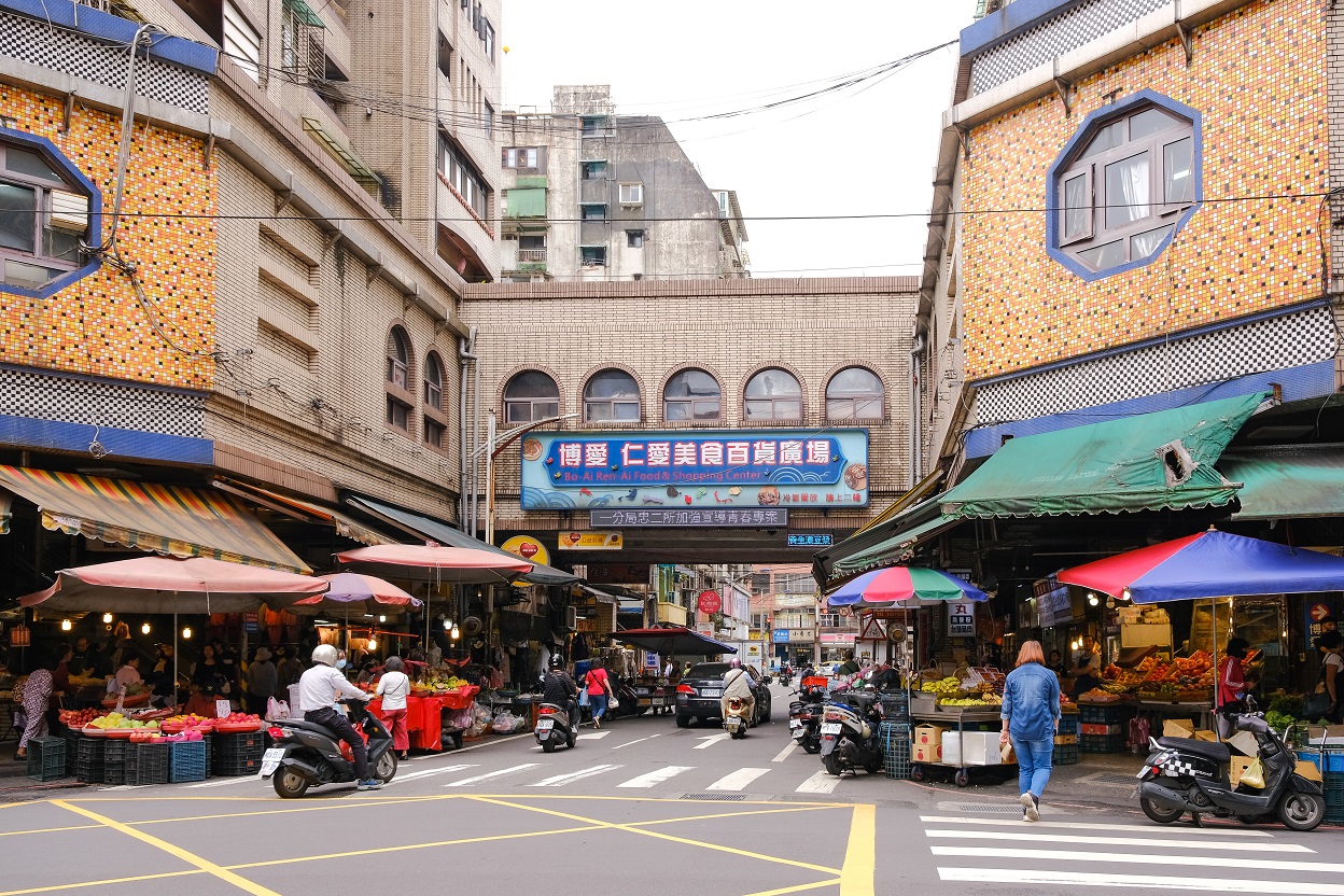 基隆市區最有規模的建築，一樓至二樓仁愛與博愛市場緊連互通，成為大型的「仁愛博愛市場」。