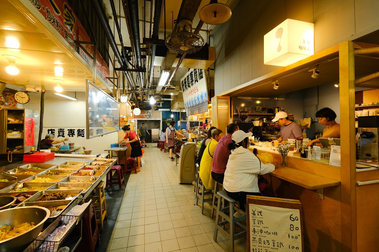 咖啡攤位就開在熟食攤、麵攤旁邊，格外有鬧中取幽的感覺。