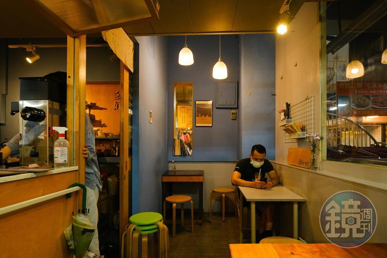 小小的咖啡店，卻能分出舒適的座位區與吧檯區。