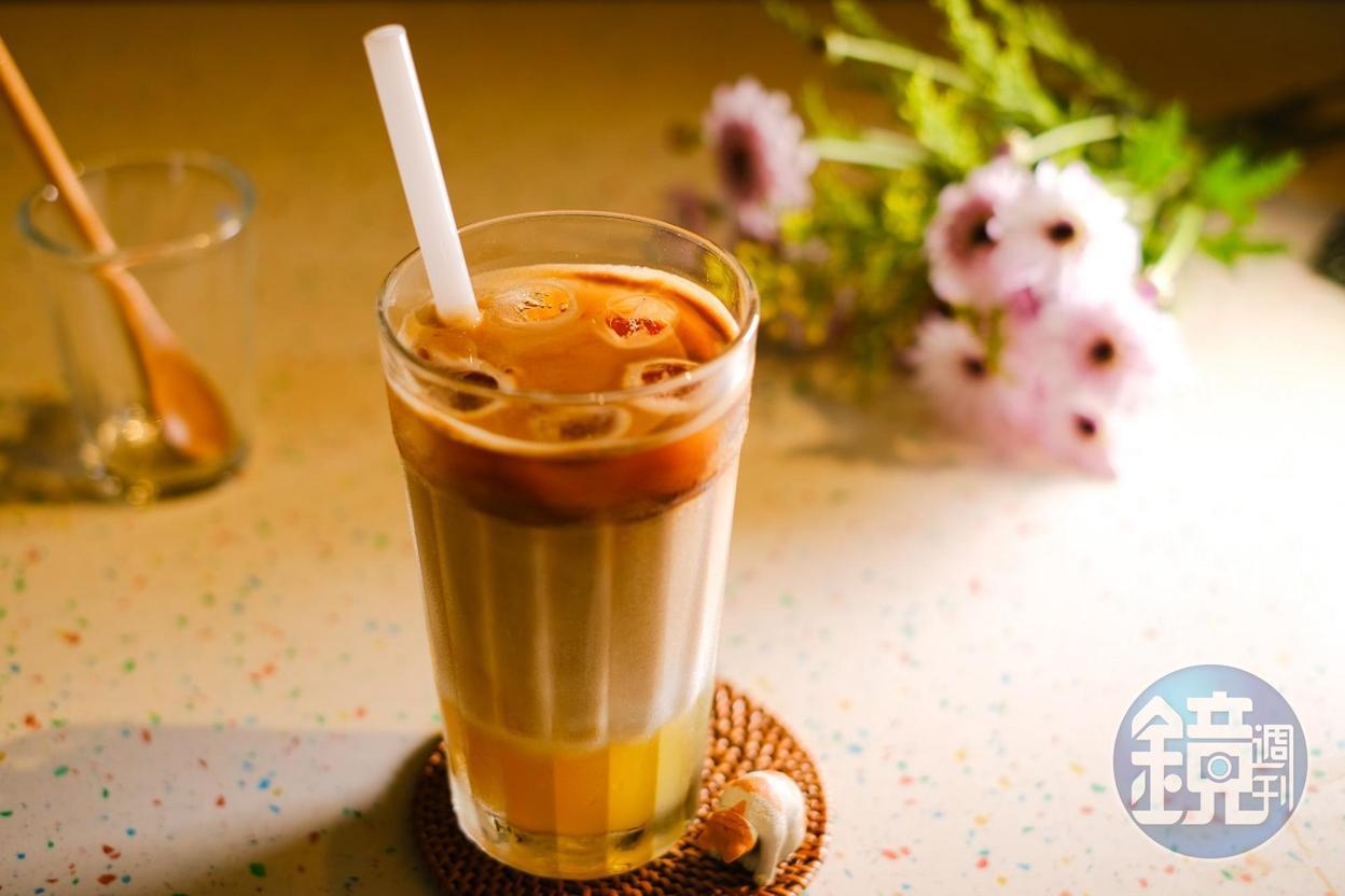 店內的特殊飲品「甘夏拿鐵」，底層是清爽甘甜的甘蔗汁。（100元／杯）