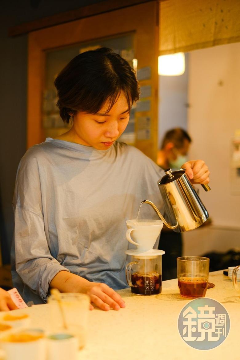 手沖咖啡有約莫十種可以選擇。（100元起／杯）