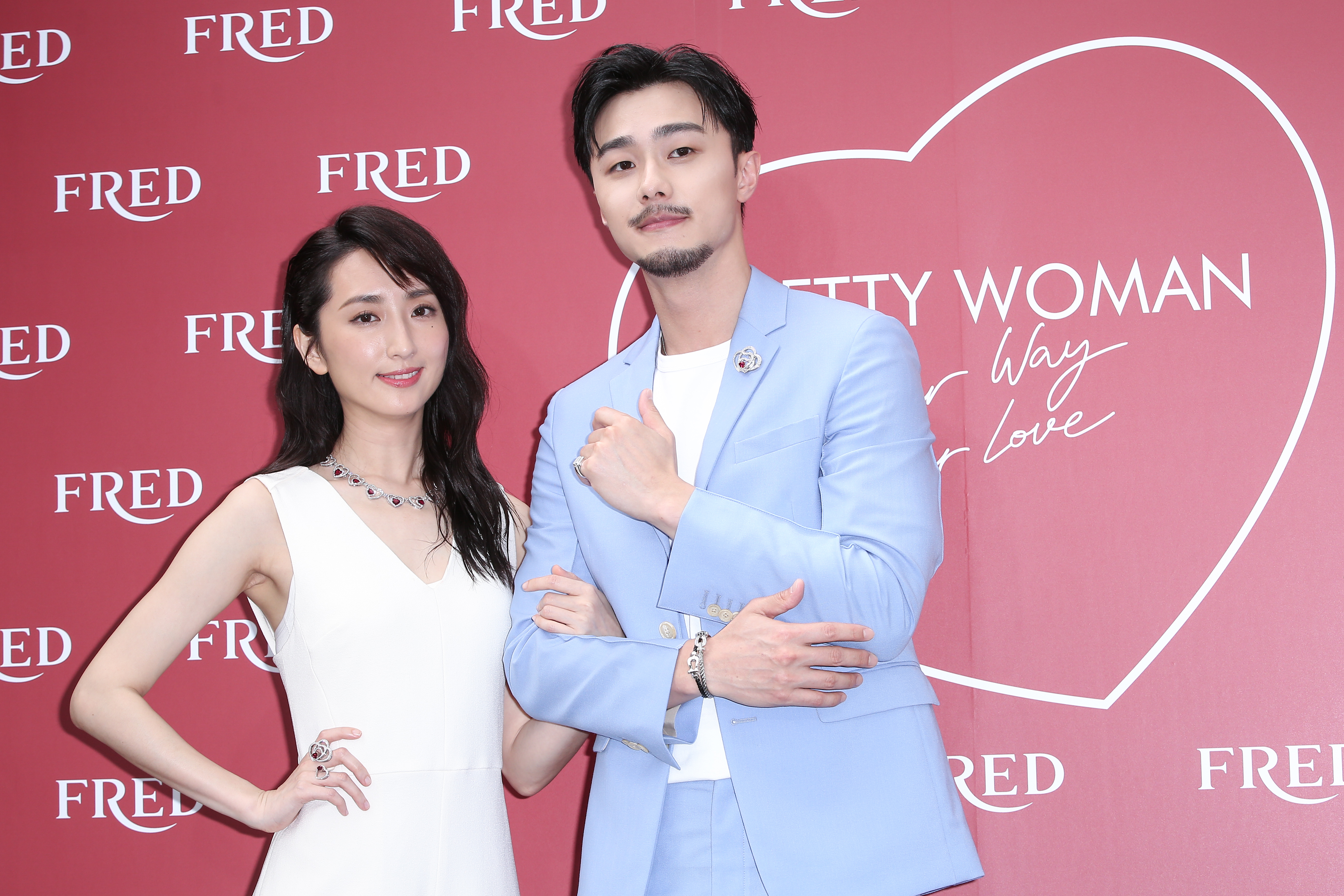柯佳嬿（左）與施柏宇（右）一同為FRED高級珠寶上市站台，施柏宇驕傲地表示荷爾蒙、費洛蒙都強！
