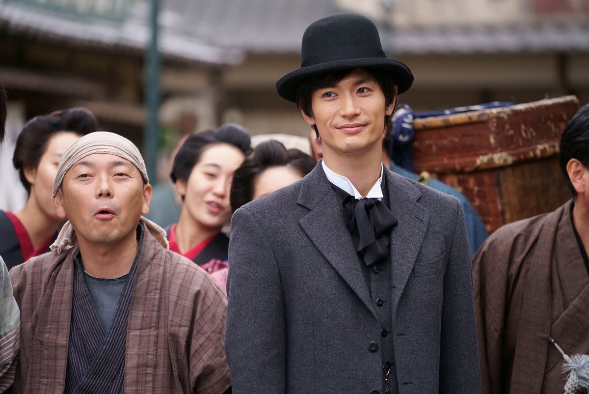 三浦春馬(右)在電影《天外者》飾演的五代友厚曾赴英國留學,盼能將大阪發展為「東洋的曼徹斯特」。(翻攝自《天外者》官方Twitter)