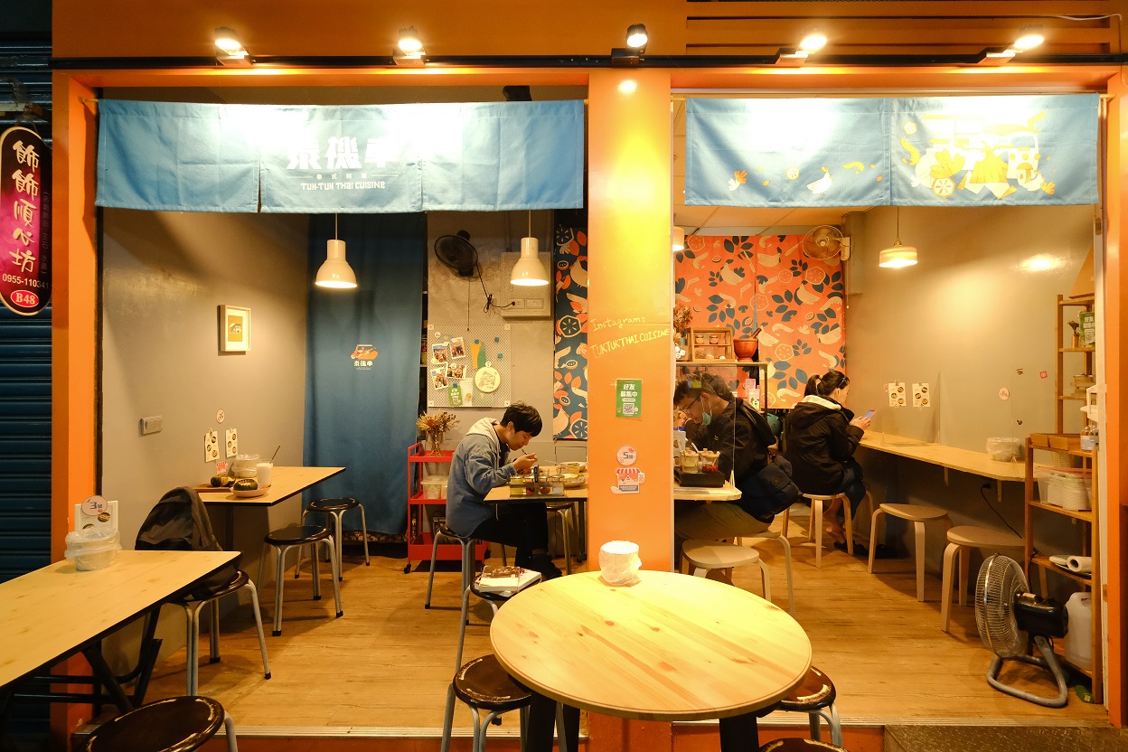 「泰機車」有兩格店面，橘色為底，在市場裡非常亮眼。