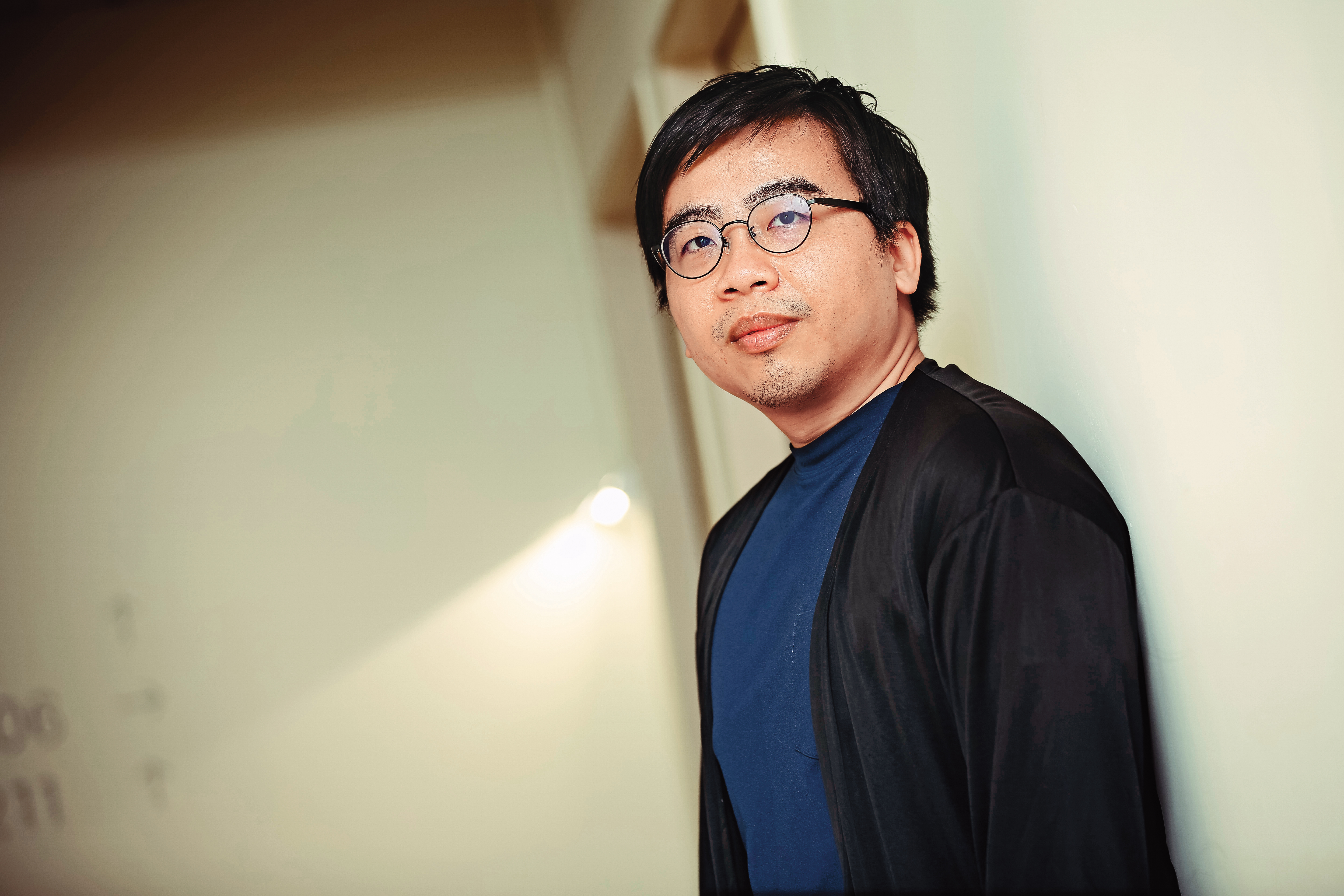 旅居日本的黃胤毓身兼導演與製片，透過參與國際影展紀錄片提案活動梳理作品方向、找到各種資源。