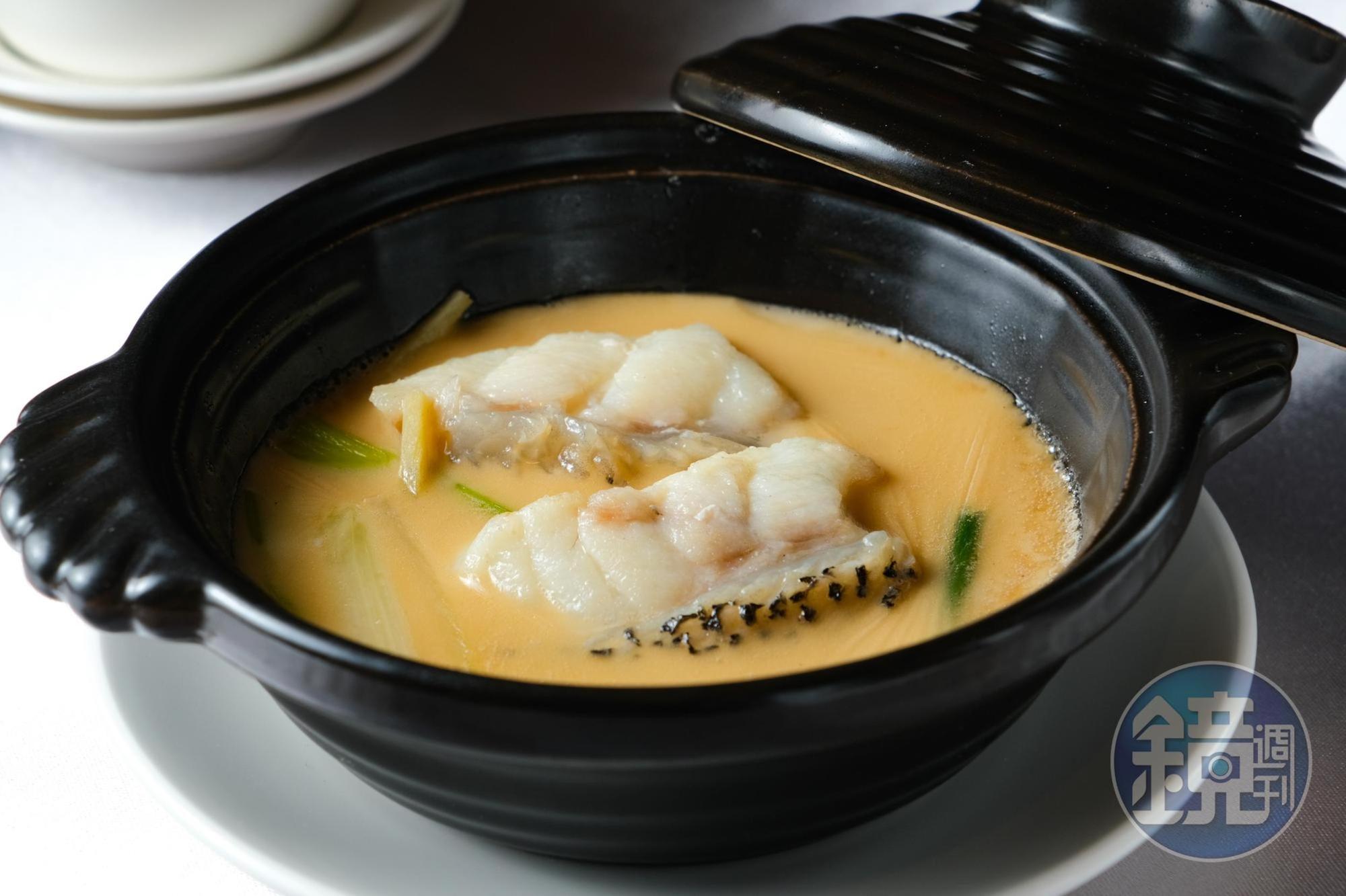 「麻油龍膽魚」是賴遠輝主廚在世貿時期的經典名菜,結合台式麻油雞與潮州半煎煮鮮魚。(500元/4人份)