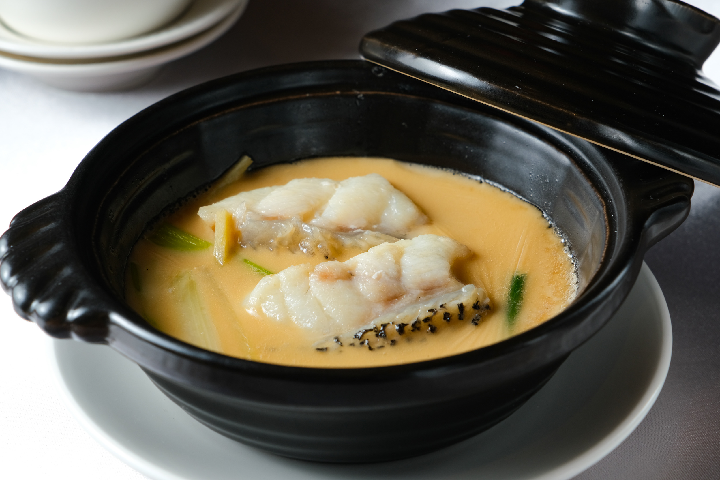 「麻油龍膽魚」是賴遠輝主廚在世貿時期的經典名菜，結合台式麻油雞與潮州半煎煮鮮魚。（500元／4人份）