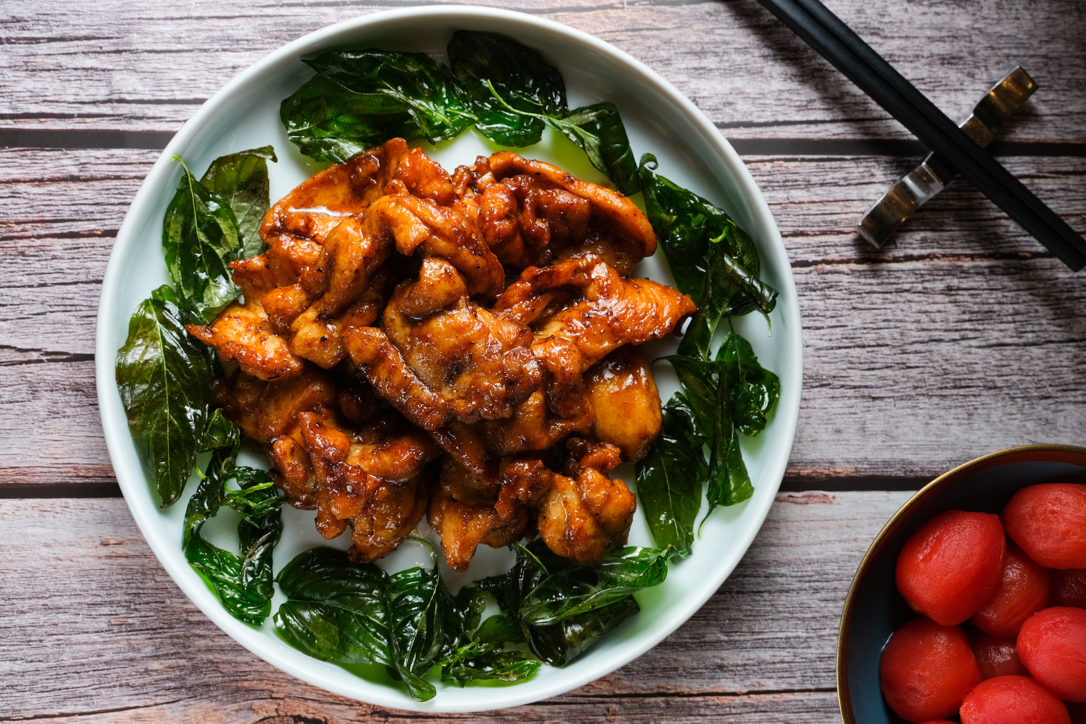 「碧綠川椒雞」是正統潮州菜，嫩滑雞肉帶有麻香的川椒味。