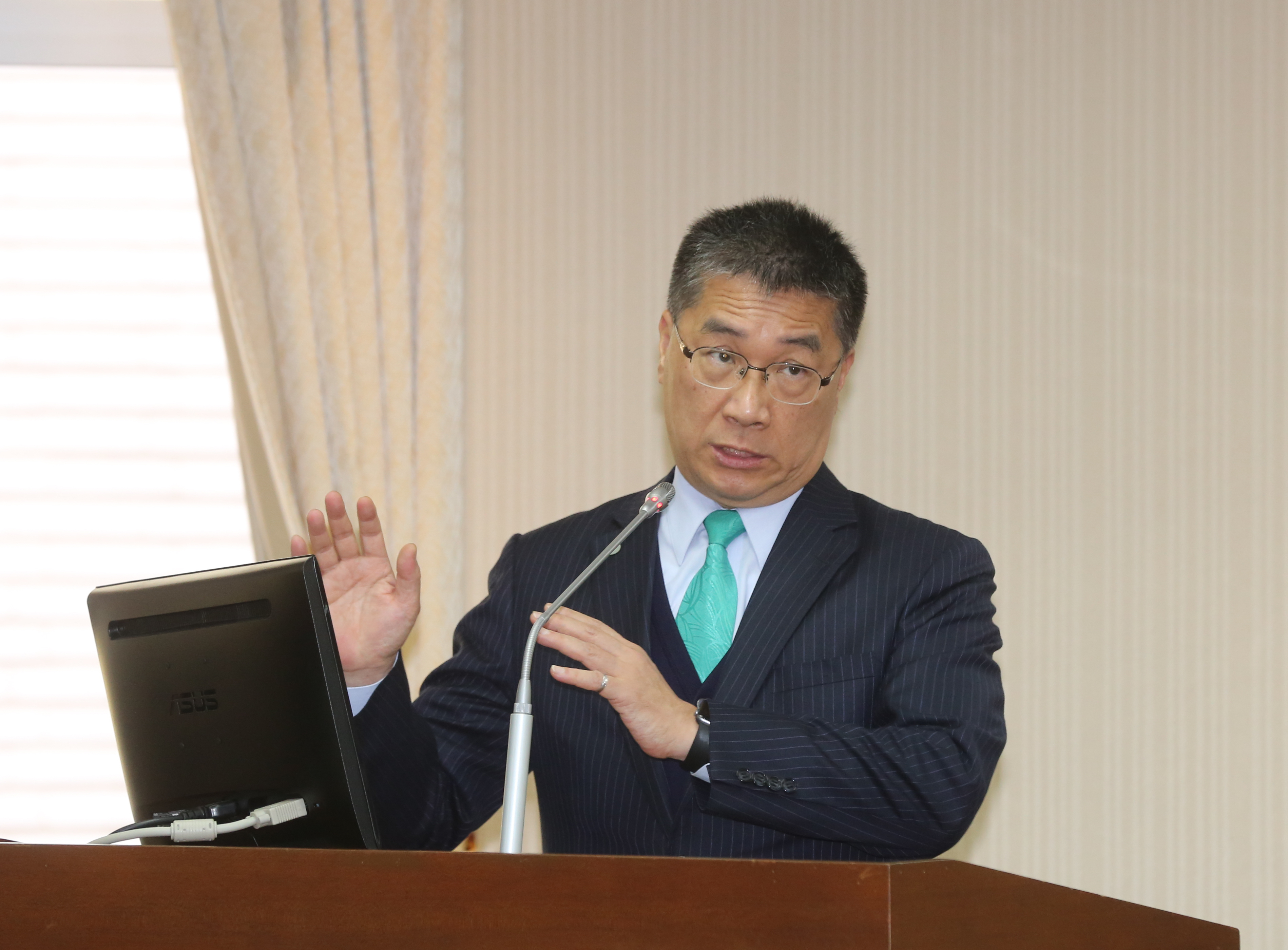 苗栗縣警所長吳國基逮捕犯嫌遭刺傷腹部，徐國勇表示感謝他與同仁為民眾安全拚命付出。（本刊資料照）