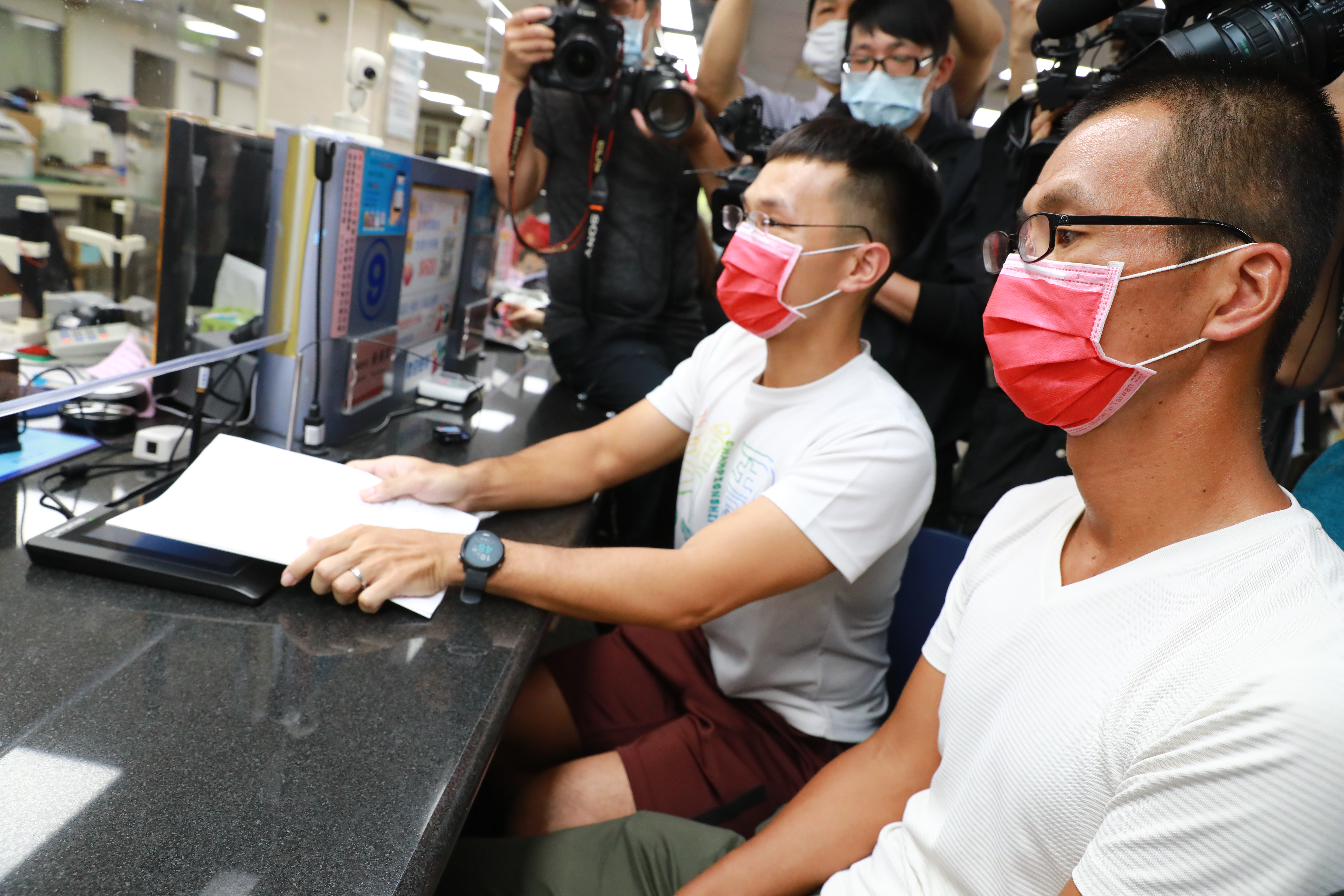 昨日甫有跨國同婚勝訴判決,但今日一對台日同性伴侶阿樹與AZ赴大安戶政事務所登記結婚仍遭拒絕。