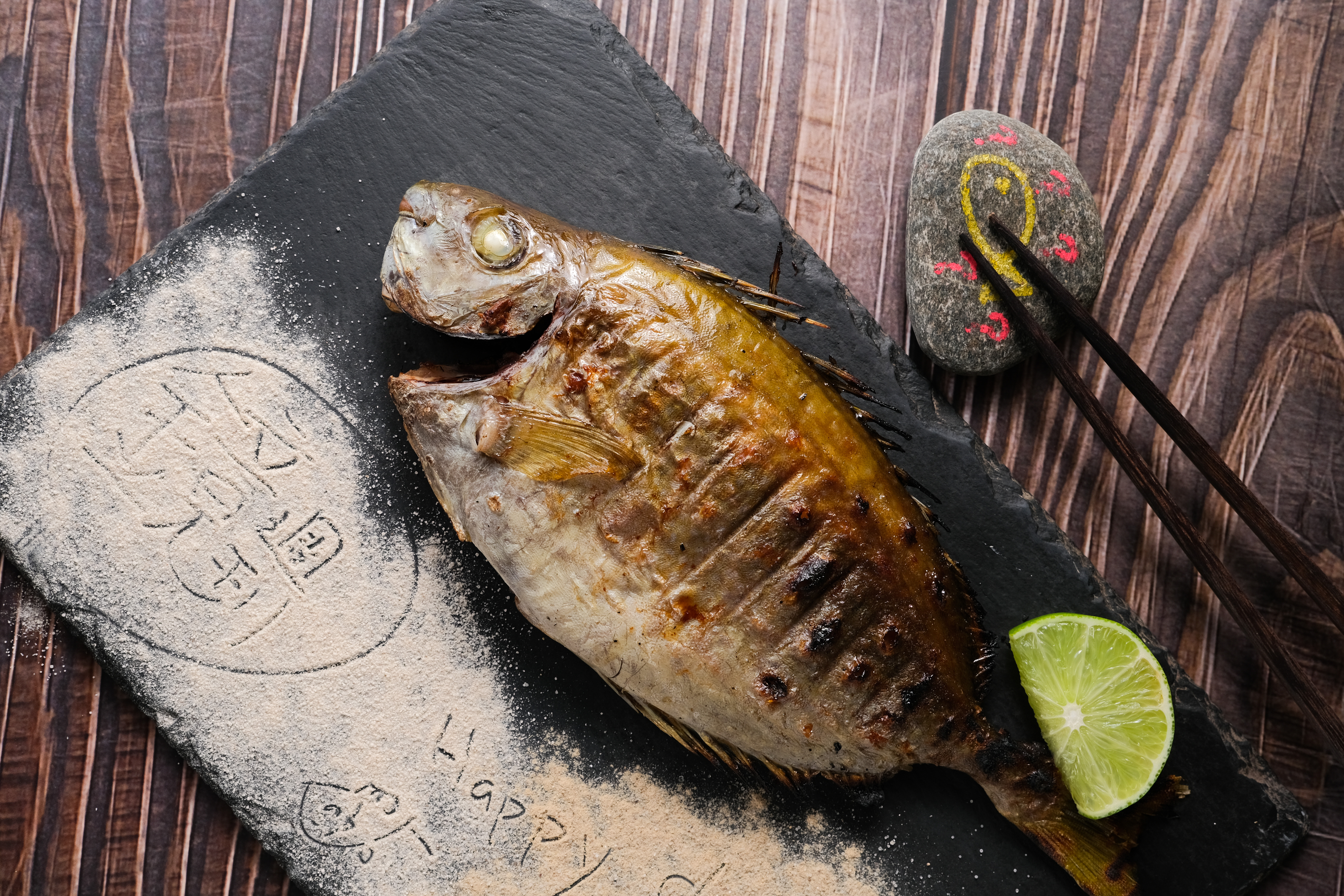 採訪當日捕捉到的象魚，烤得焦脆度剛剛好。（300元／尾）