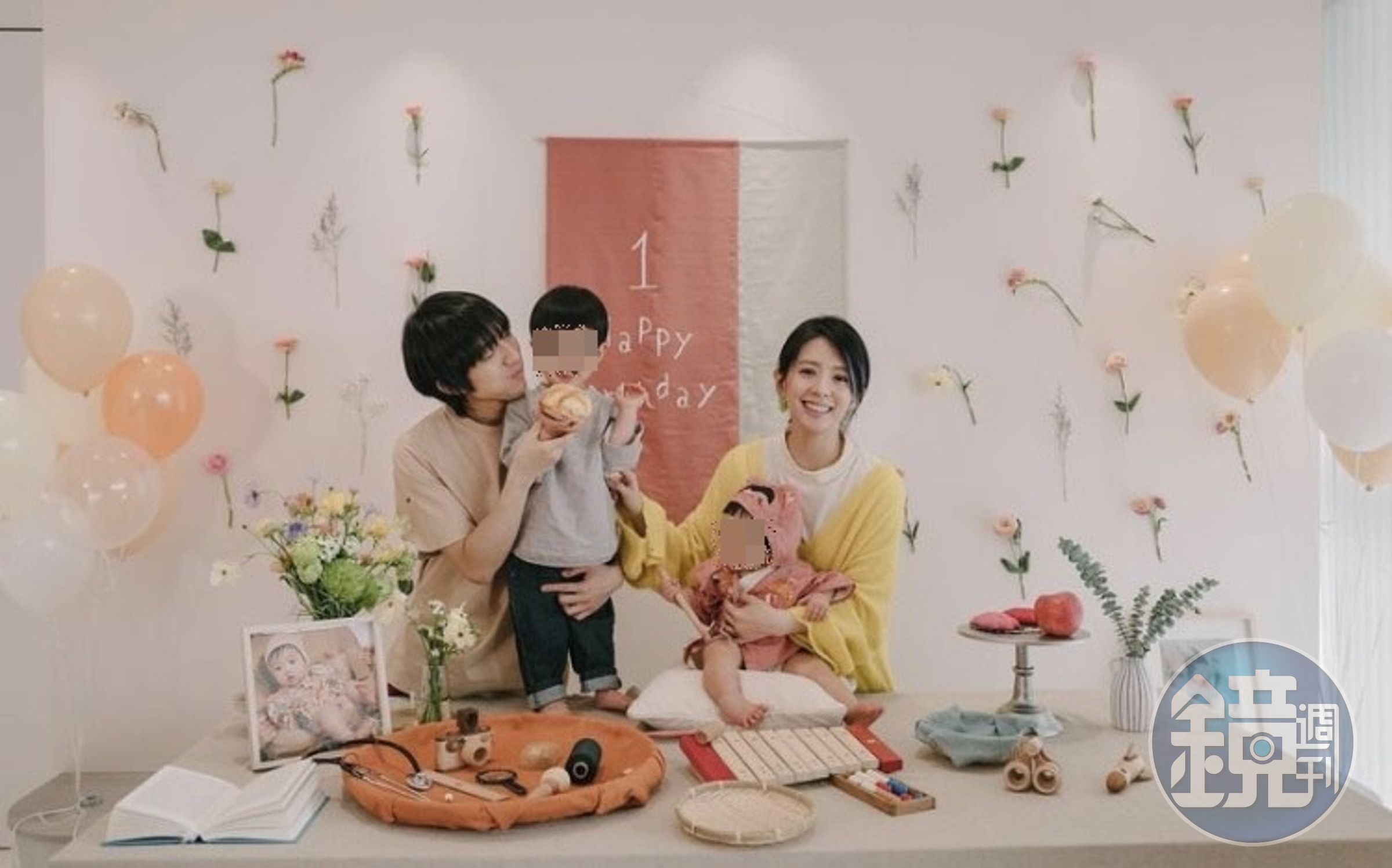林宥嘉的老婆丁文琪（Kiki）在IG中分享女兒的抓周儀式照片，難得分享一家四口幸福照。（翻攝自丁文琪IG）