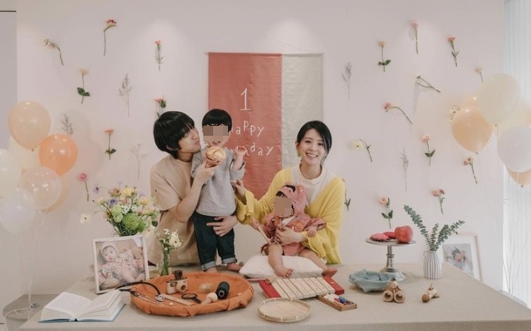 林宥嘉的老婆丁文琪（Kiki）在IG中分享女兒的抓周儀式照片，難得分享一家四口幸福照。（翻攝自丁文琪IG）