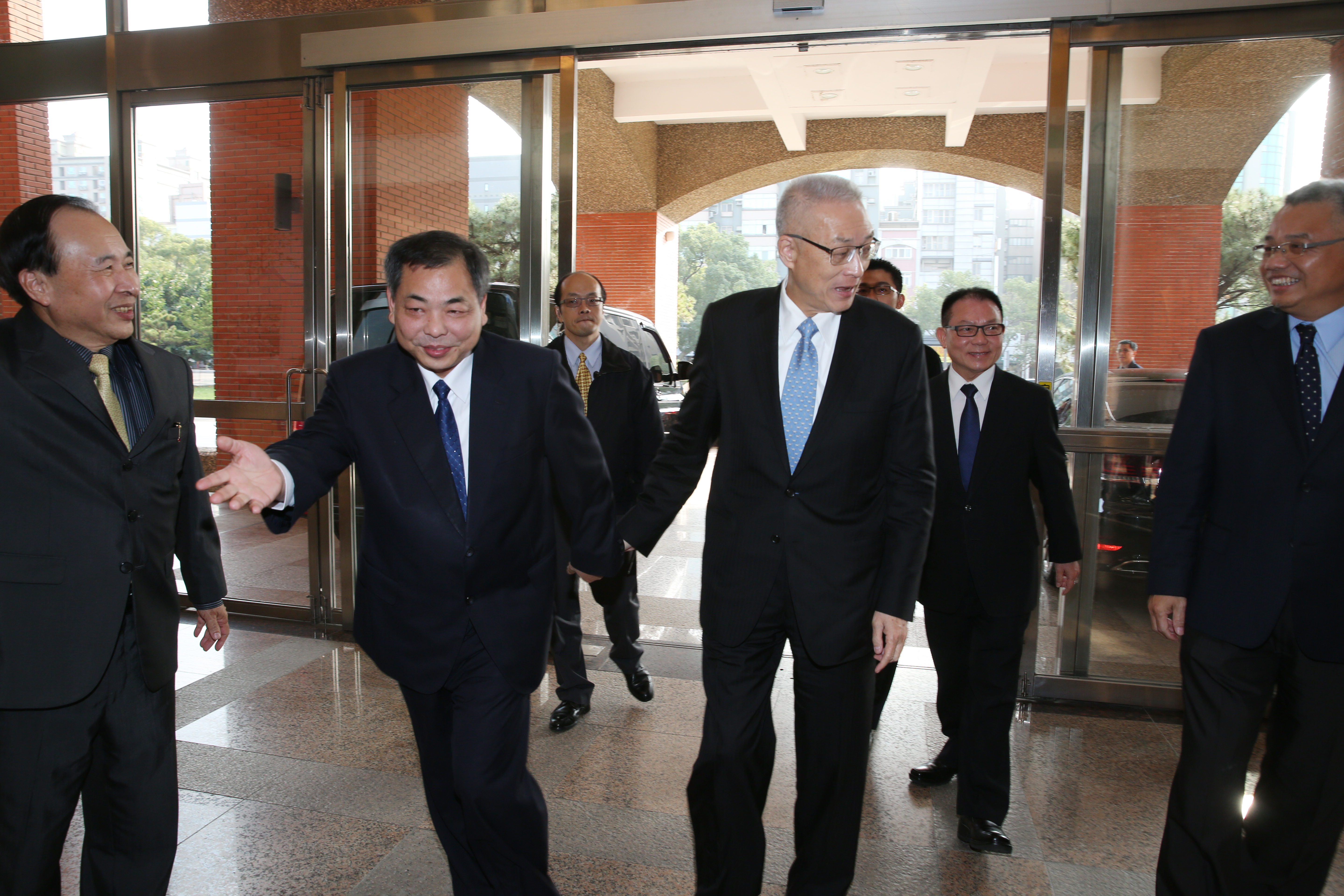 國民黨被諷地方黨部有「黑色連線」，兼任新竹縣黨部主委的新竹縣副縣長的陳見賢（右2）曾有被管訓的紀錄。