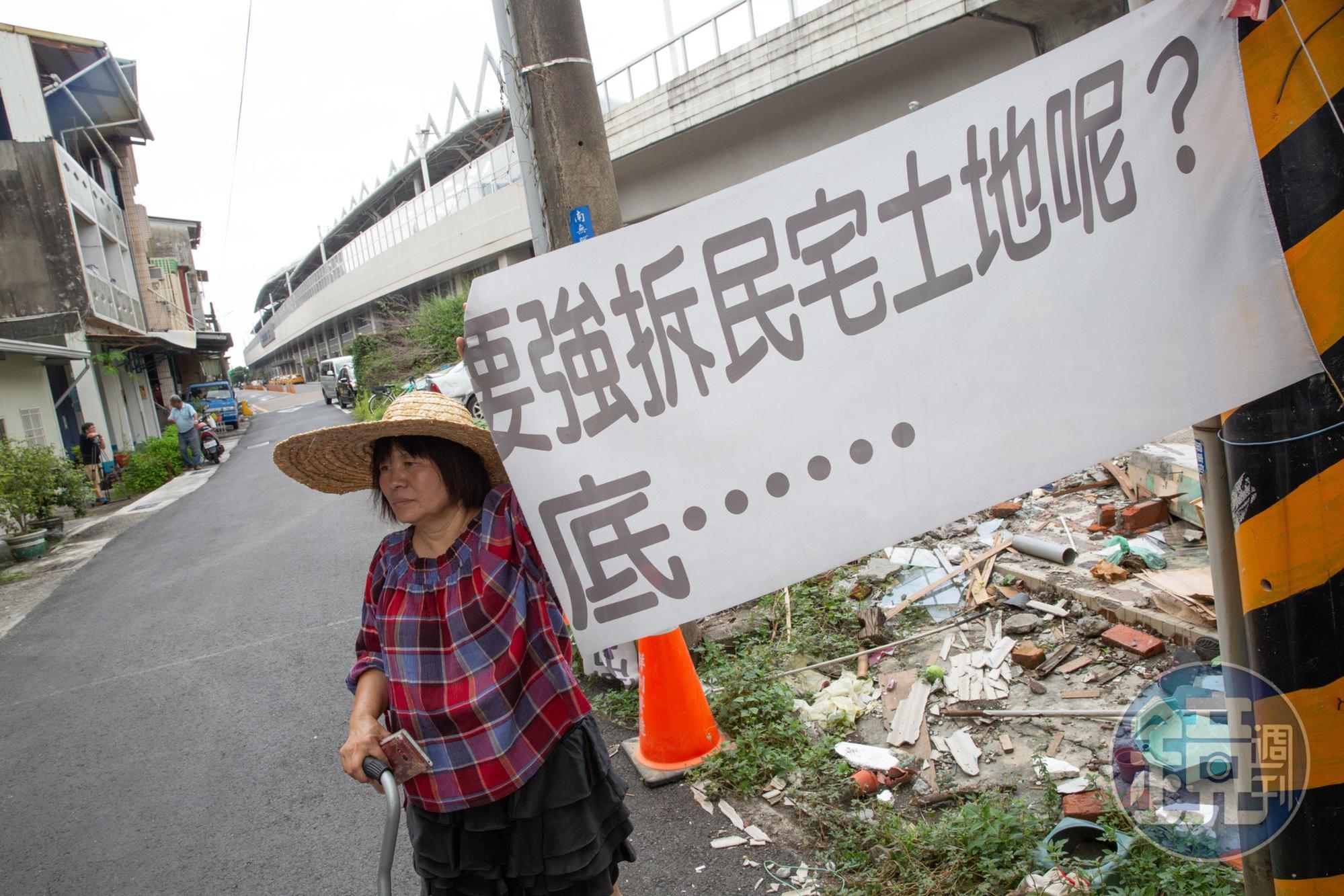 蔣月惠抗議迫遷案,不惜阻擋怪手甚至咬傷警員,因而遭到判刑。