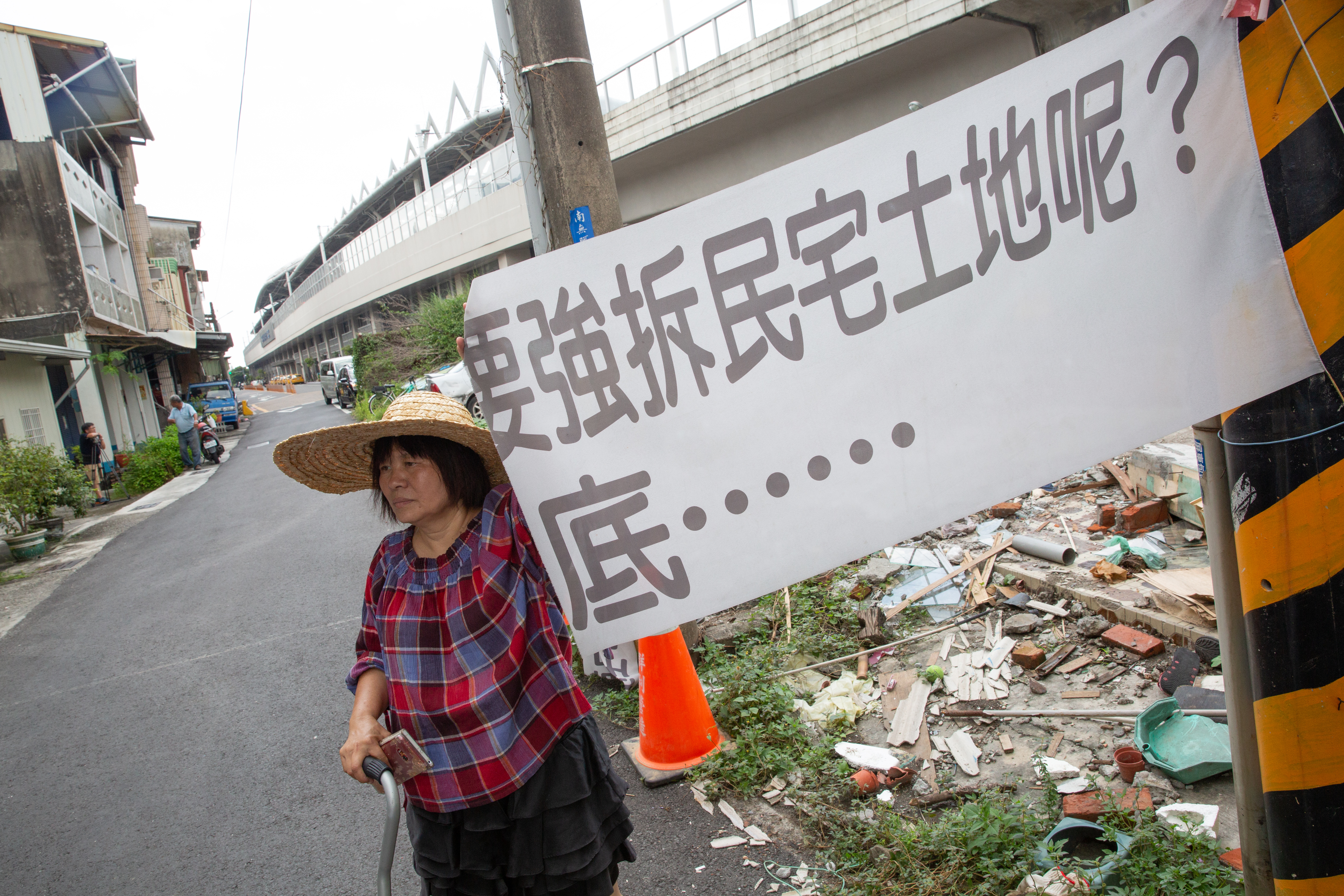 蔣月惠抗議迫遷案,不惜阻擋怪手甚至咬傷警員,因而遭到判刑。