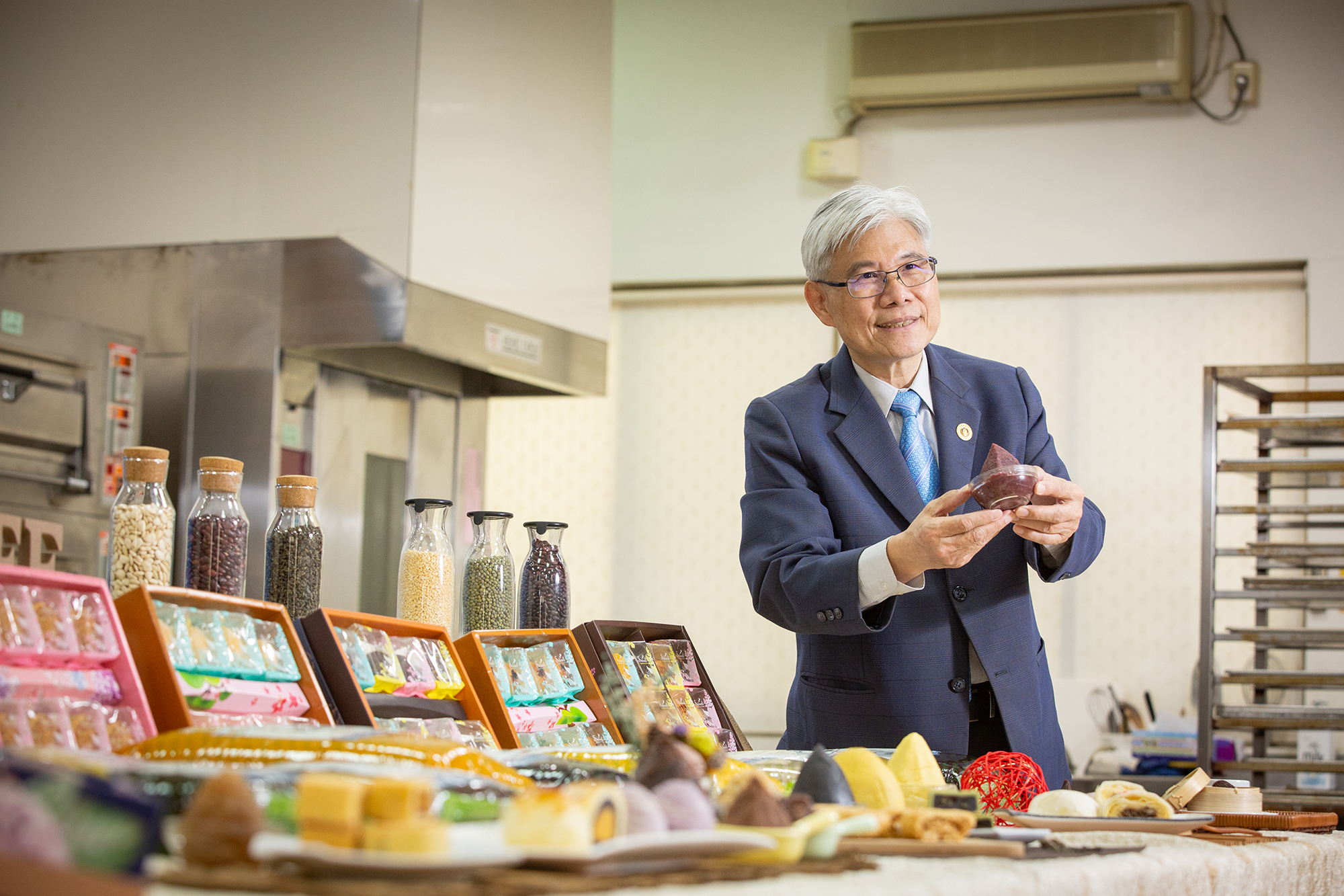 總億食品董事長周子良23歲踏入烘焙業，現在已經是台灣最主要的餡料供應商。