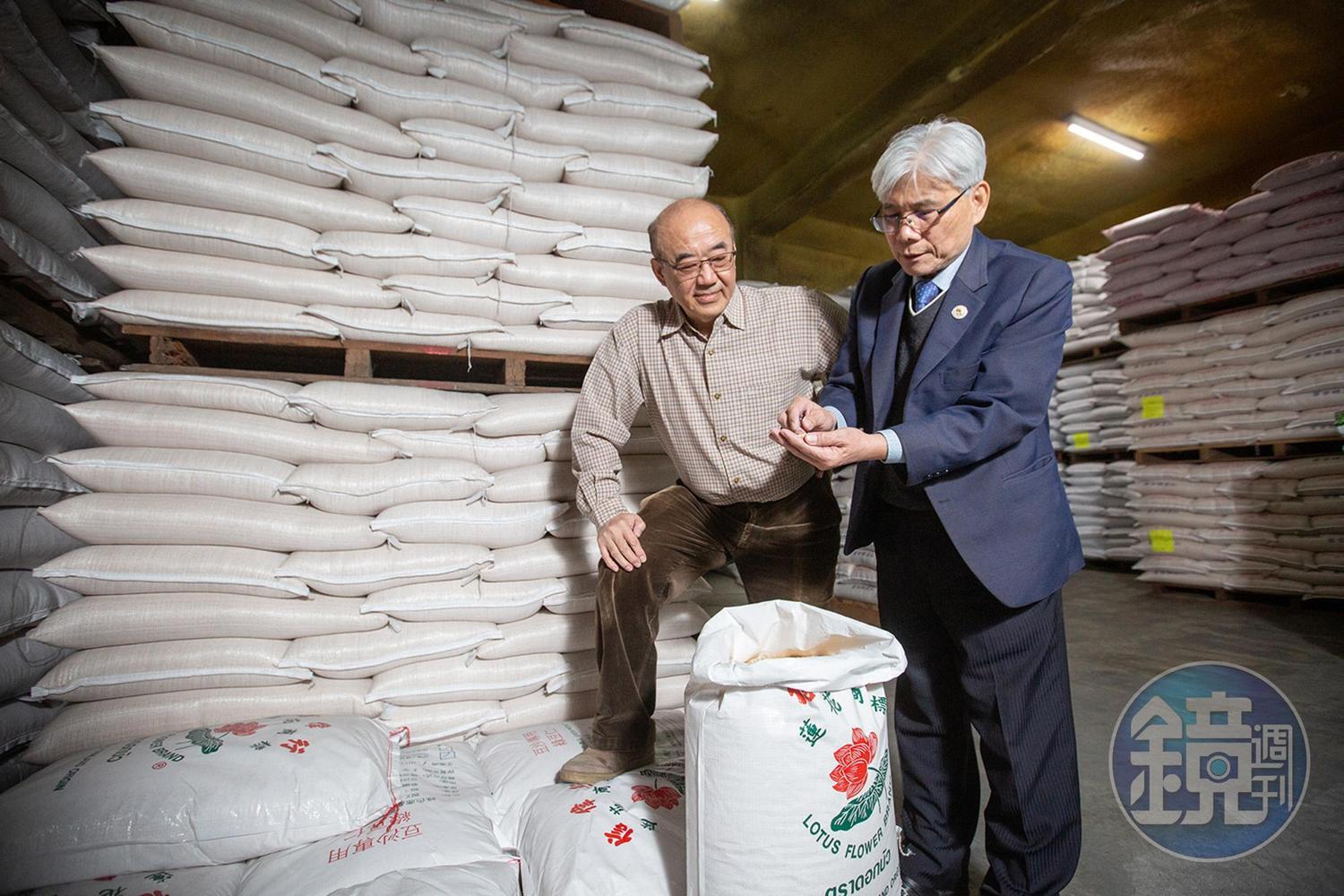 周子良（右）與原物料廠商僑聯食品加工廠合作逾30年，現任董事長陳圖銳（左）稱讚周子良惜情又重誠信。