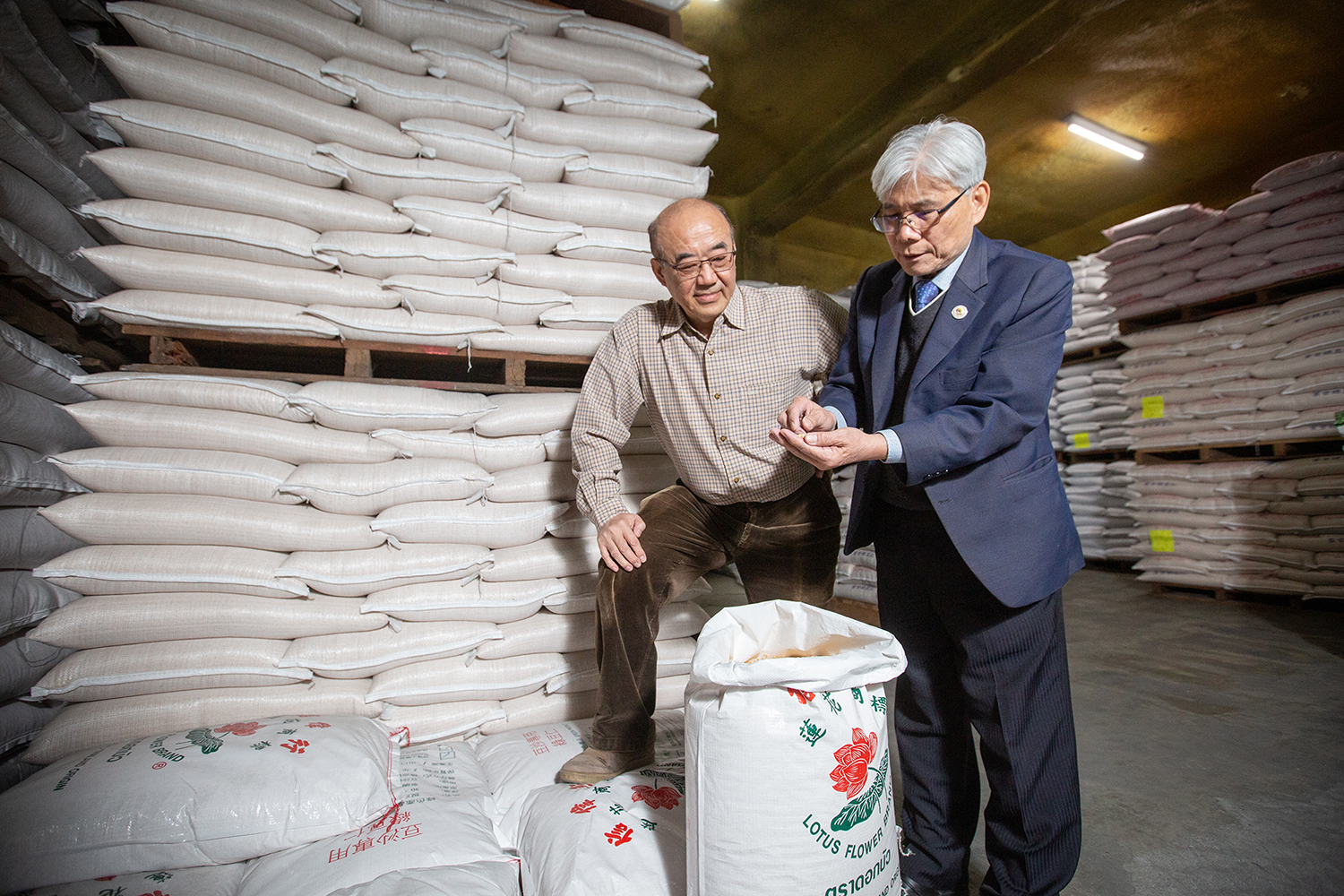 周子良(右)與原物料廠商僑聯食品加工廠合作逾30年,現任董事長陳圖銳(左)稱讚周子良惜情又重誠信。