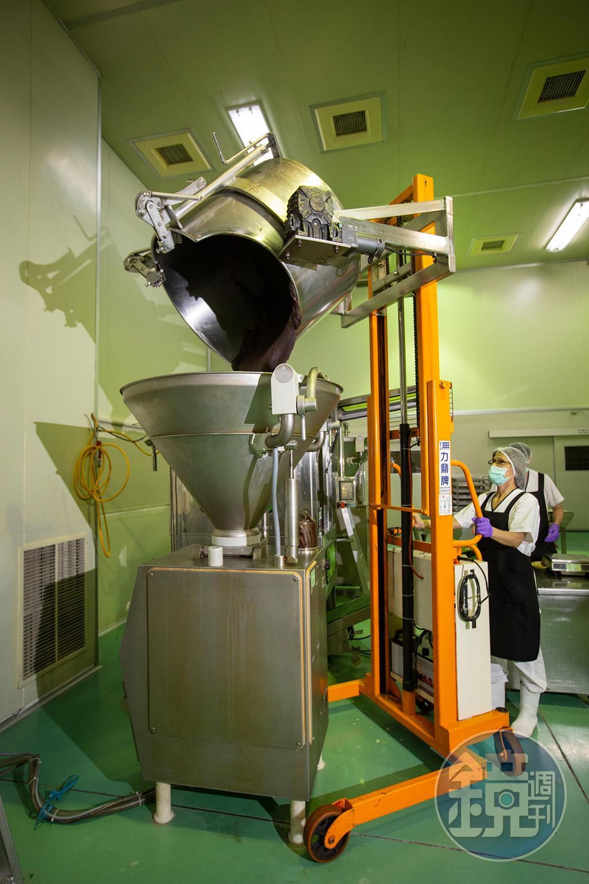 總億食品利用自動化生產線提高效率與產量,除了台製炒餡機器,還使用日本包裝機與德國充填機。
