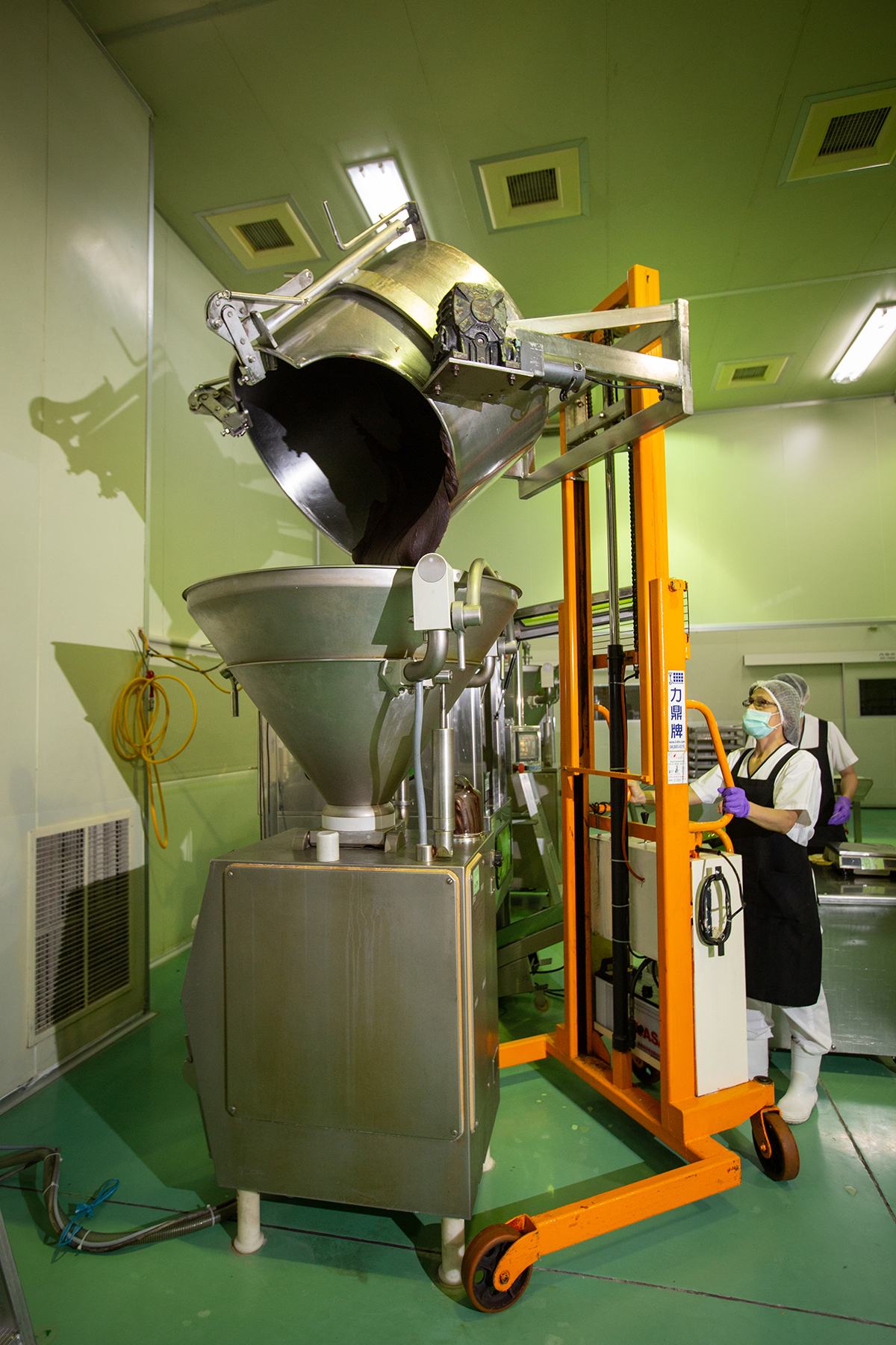 總億食品利用自動化生產線提高效率與產量，除了台製炒餡機器，還使用日本包裝機與德國充填機。