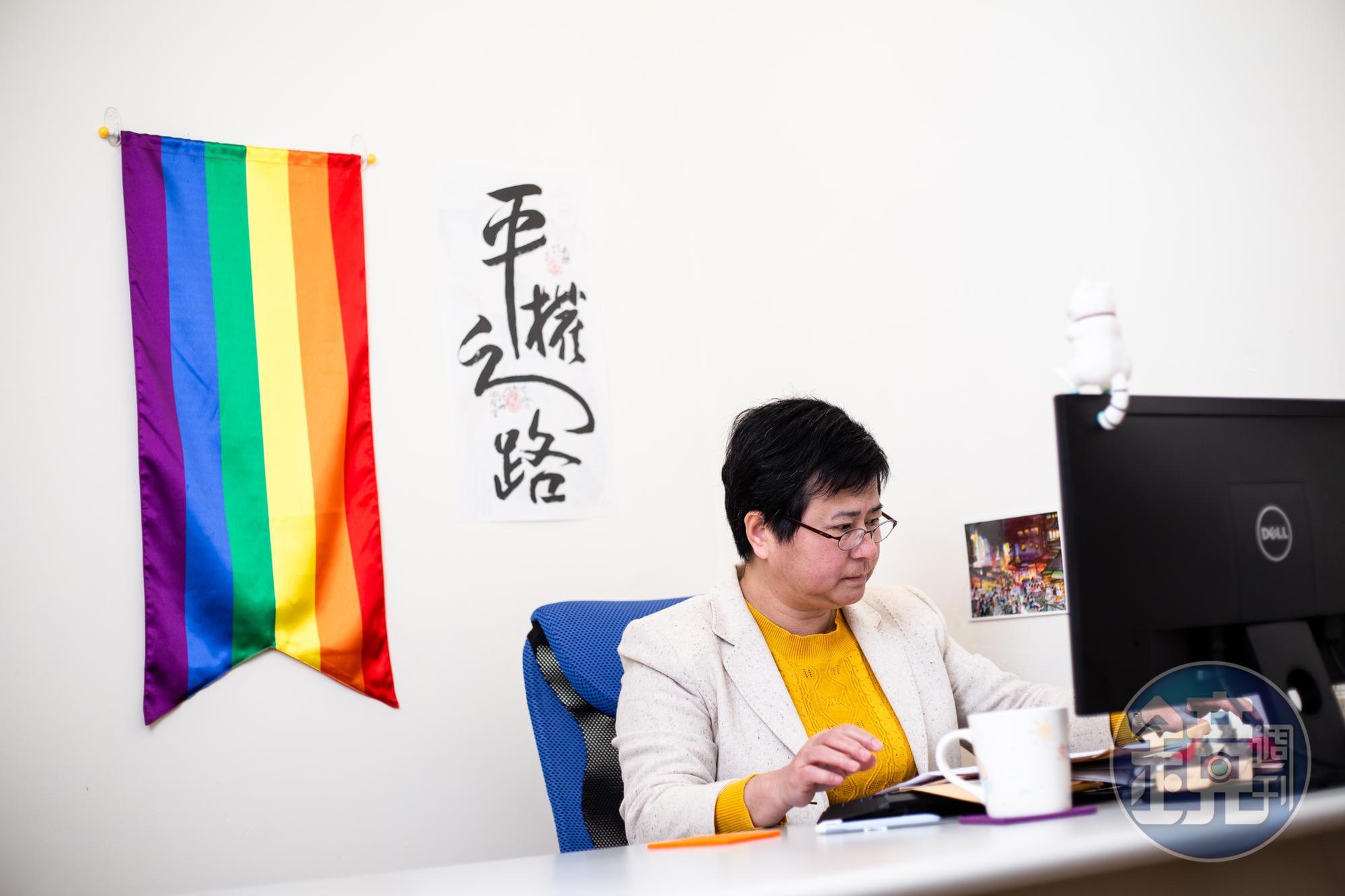 伴侶盟律師許秀雯認為,政府不該放任內政部,用違法函釋限制人民婚姻自由。