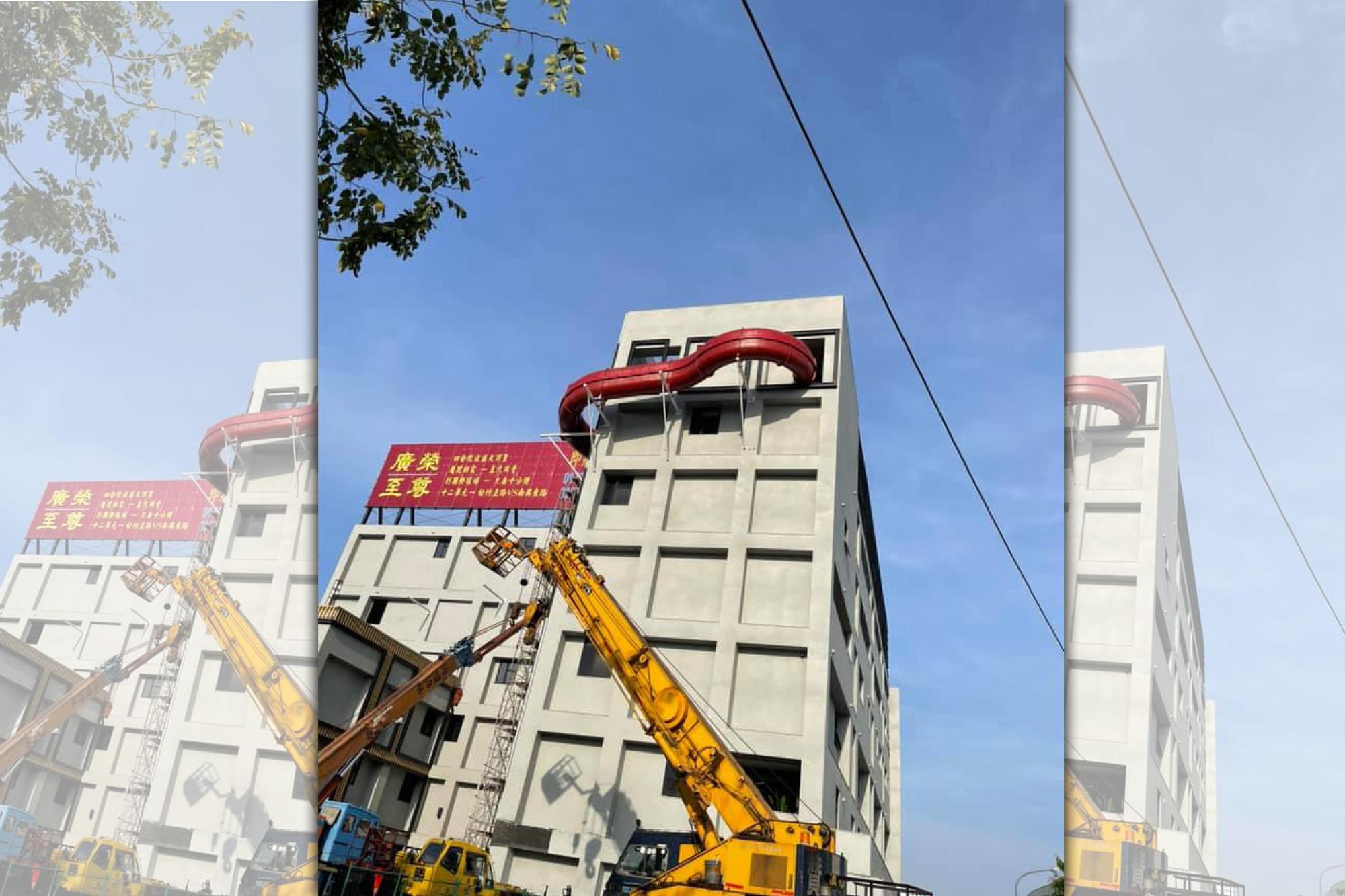 台中一間摩鐵竟有溜滑梯從建築物懸空衍伸出來，引起網路熱議。（翻攝自路上觀察學院）