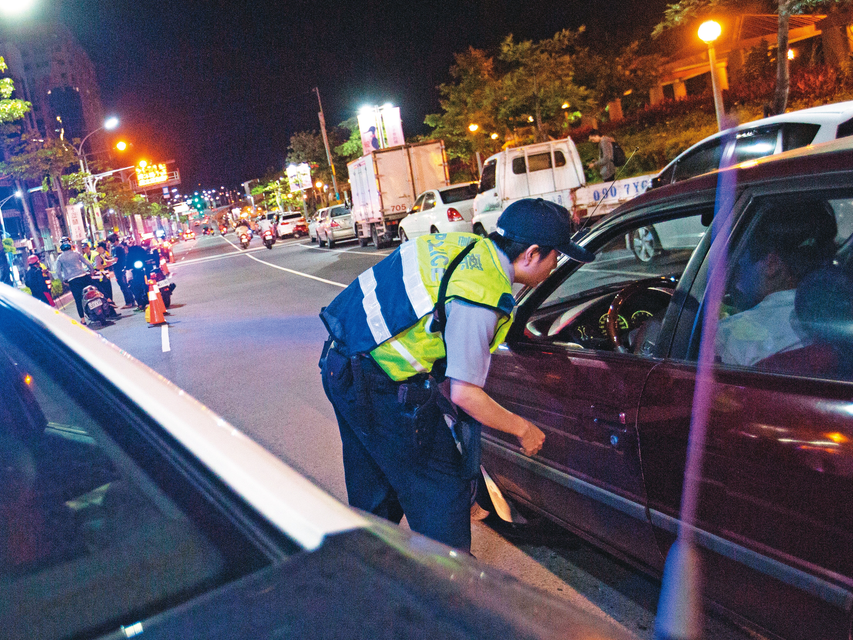 今起8項交通微罪不開放民眾檢舉，記點限縮為警察攔檢，可確認駕駛身分才記點。