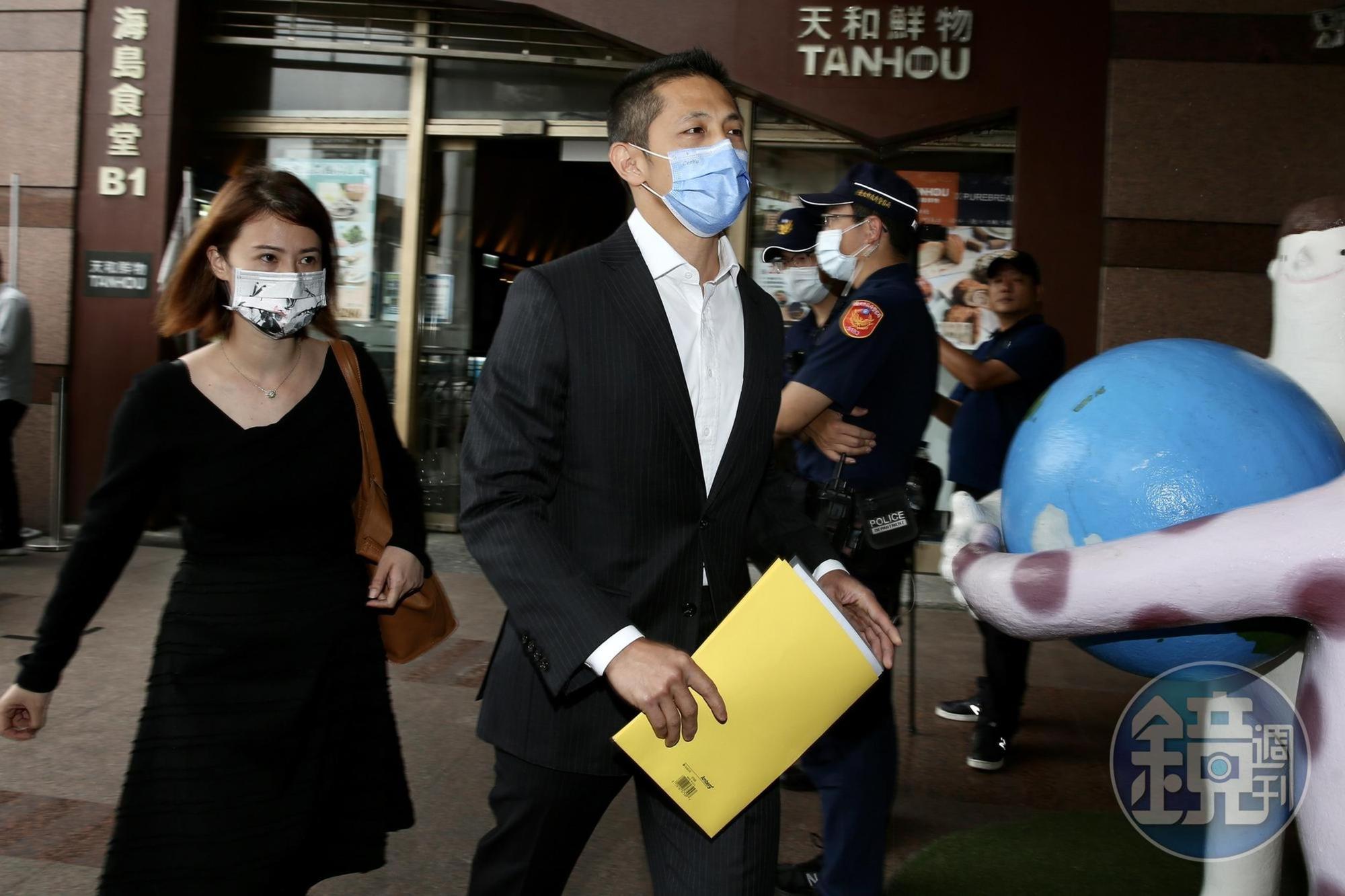 民進黨台北市黨部主委吳怡農（中）今到中央黨部參加全國黨部主委會議。