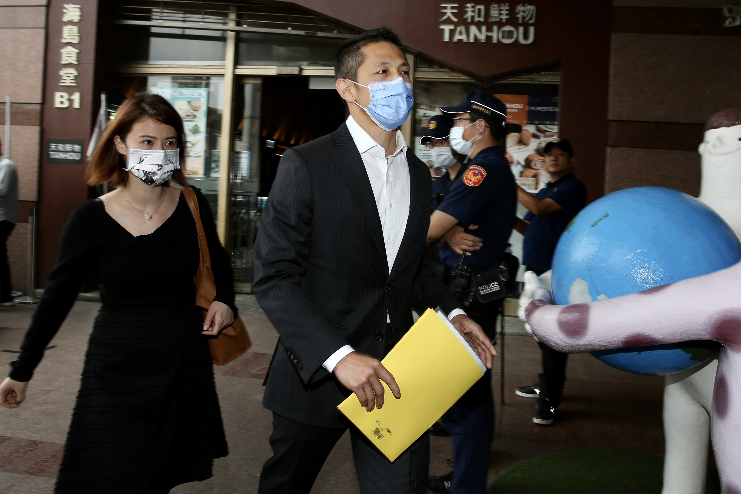 民進黨台北市黨部主委吳怡農（中）今到中央黨部參加全國黨部主委會議。