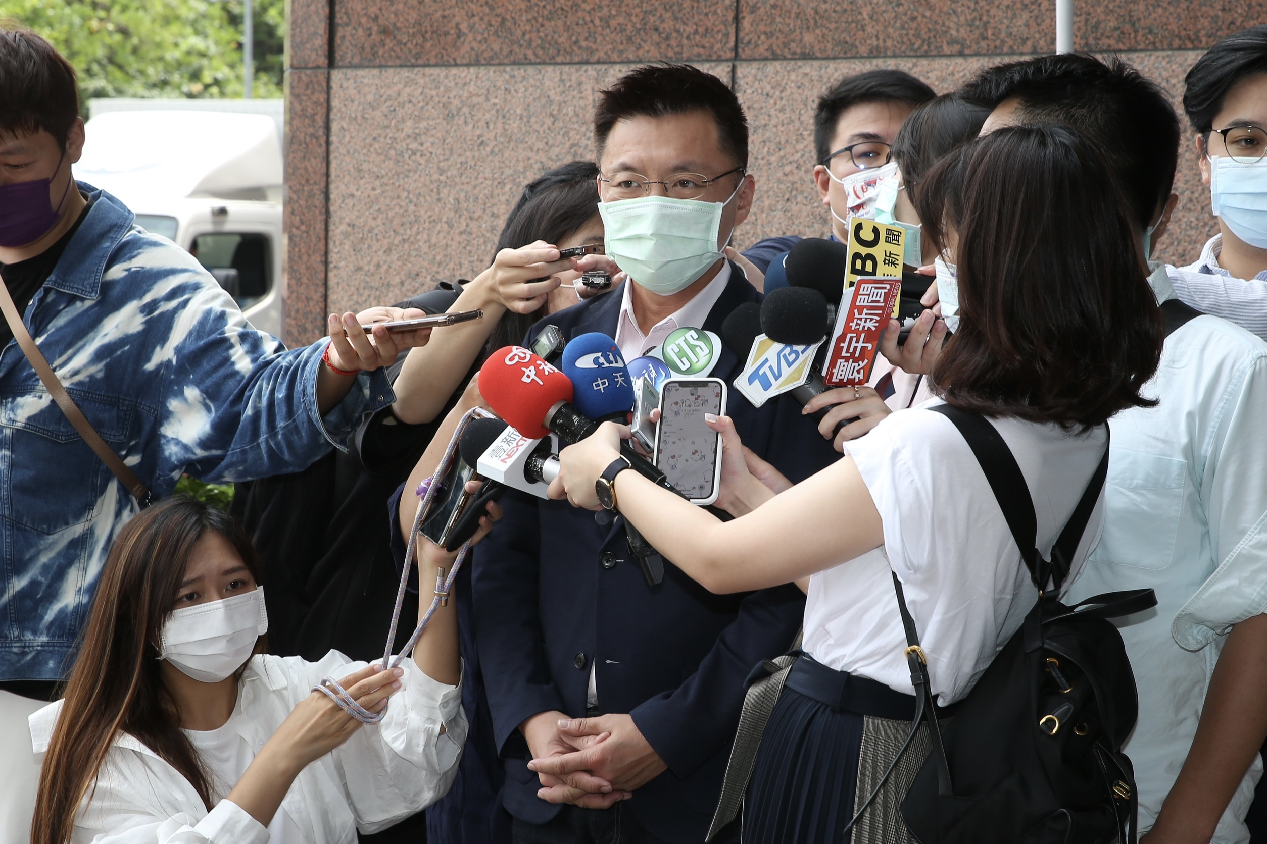 民進黨高雄市黨部主委、立委趙天麟會前接受媒體訪問。