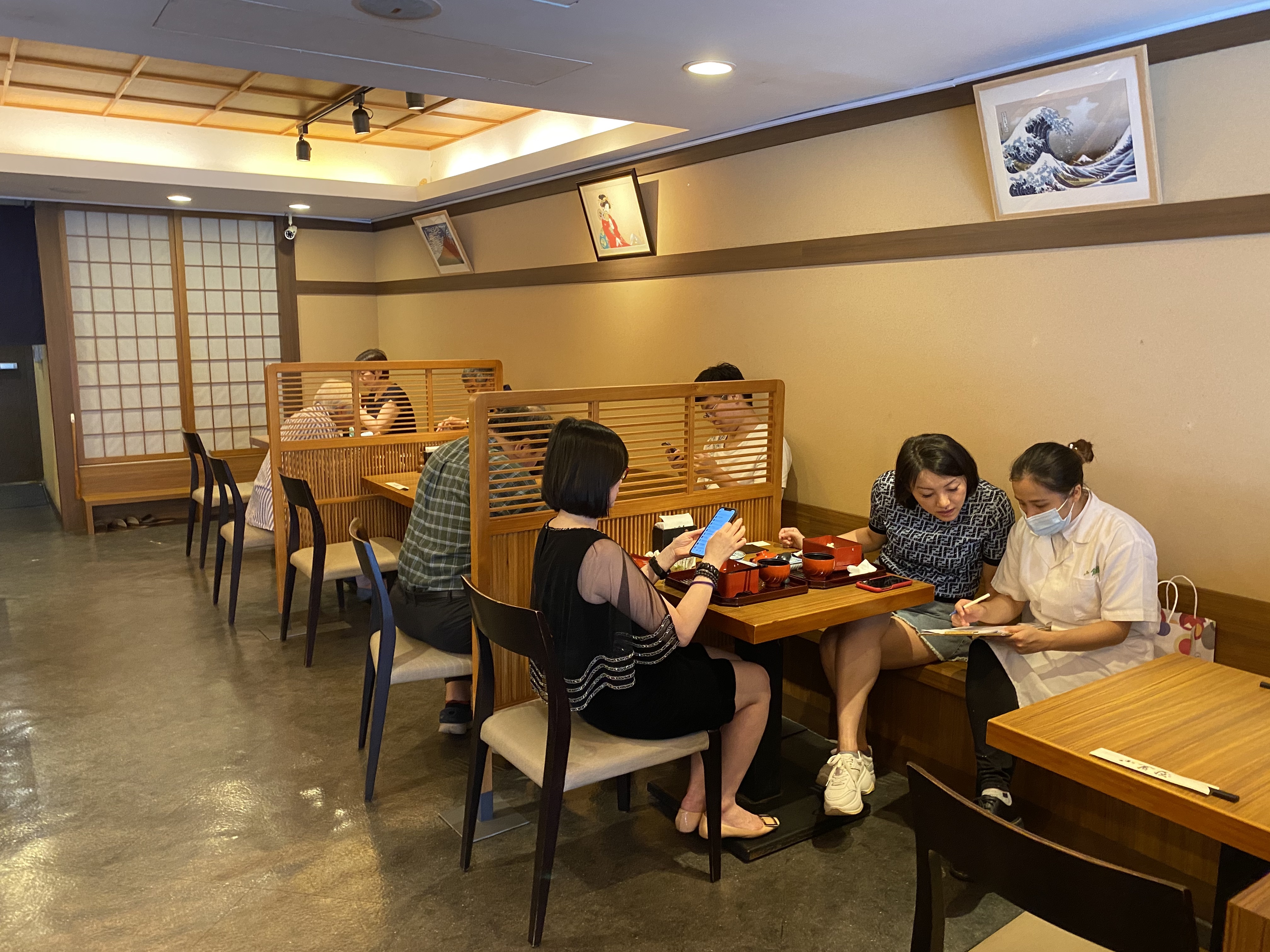 口味承繼北九州老店「田舍庵」的「小倉屋」是台北鰻魚飯人氣店。